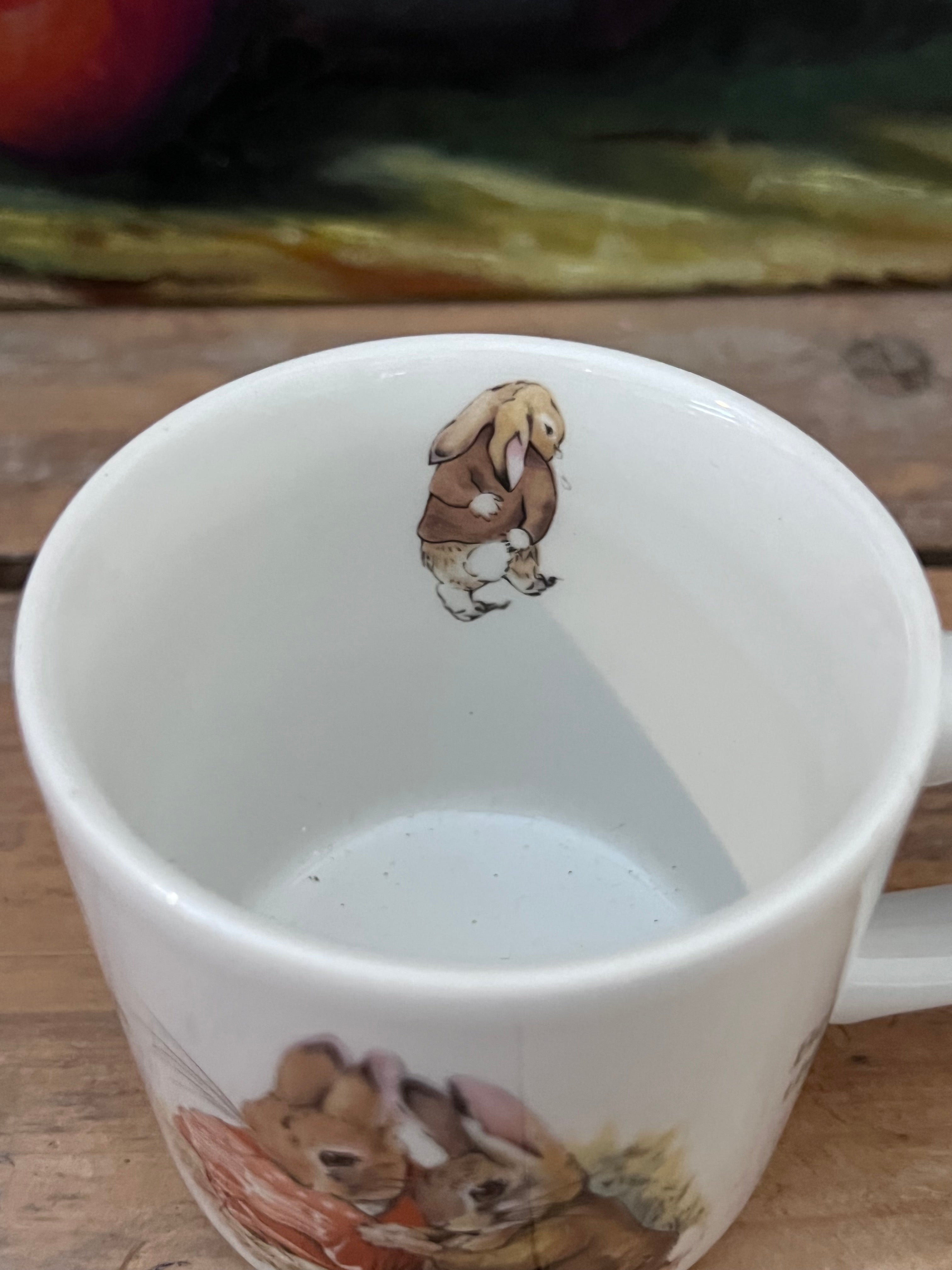 Little Benjamin beker, Wedgwood porselein beker, porseleinen kinderbeker, Wedgwood kinderservies, Little Benjamin servies, kindvriendelijke porseleinen beker, cadeau kinderbeker, duurzaam porselein, bekers Wedgwood, klassieke kinderbekers.