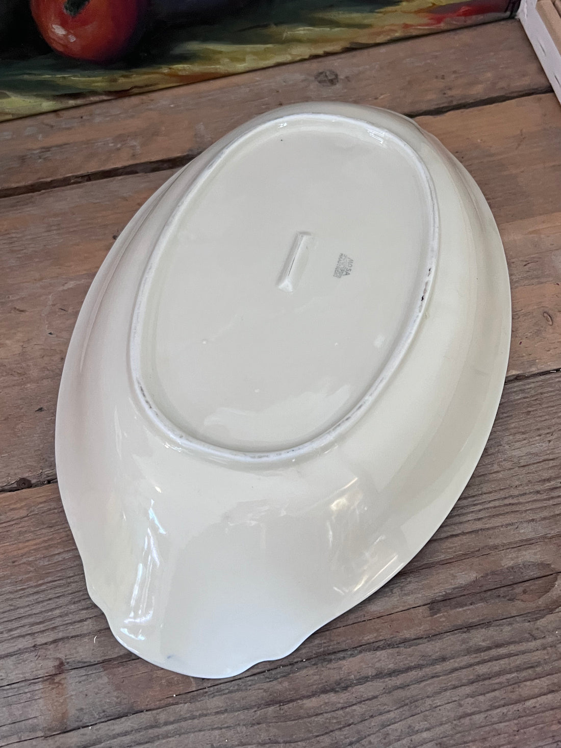 Mosa serveerschaal, vintage serveerschaal, Mosa vintage servies, serveerschaal met bloemenrand, blauw-witte rozen servies, vintage servies keramiek, bloemenmotief servies, romantisch servies, keramische serveerschaal, decoratieve serveerschaal.