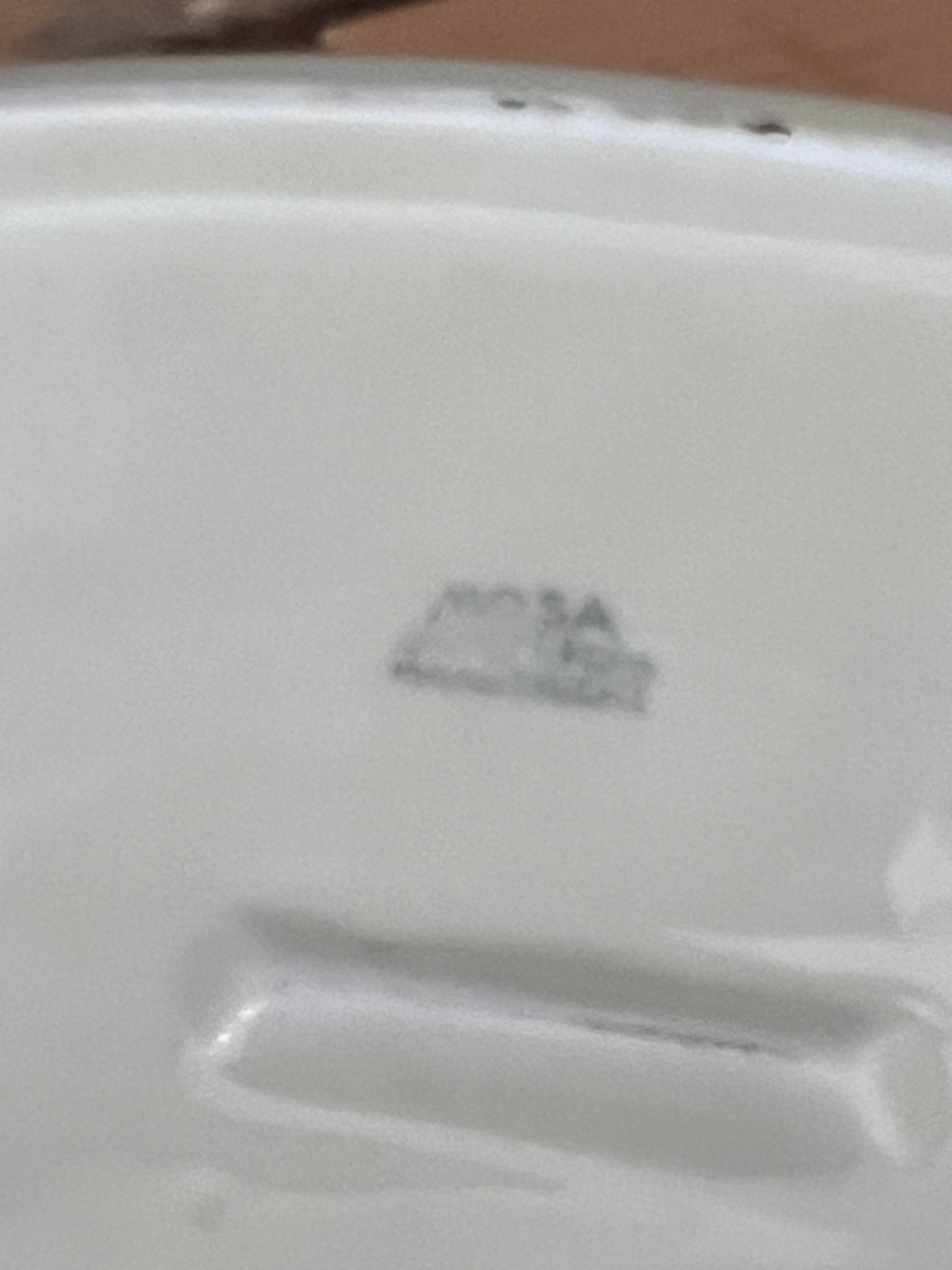 Mosa serveerschaal, vintage serveerschaal, Mosa vintage servies, serveerschaal met bloemenrand, blauw-witte rozen servies, vintage servies keramiek, bloemenmotief servies, romantisch servies, keramische serveerschaal, decoratieve serveerschaal.