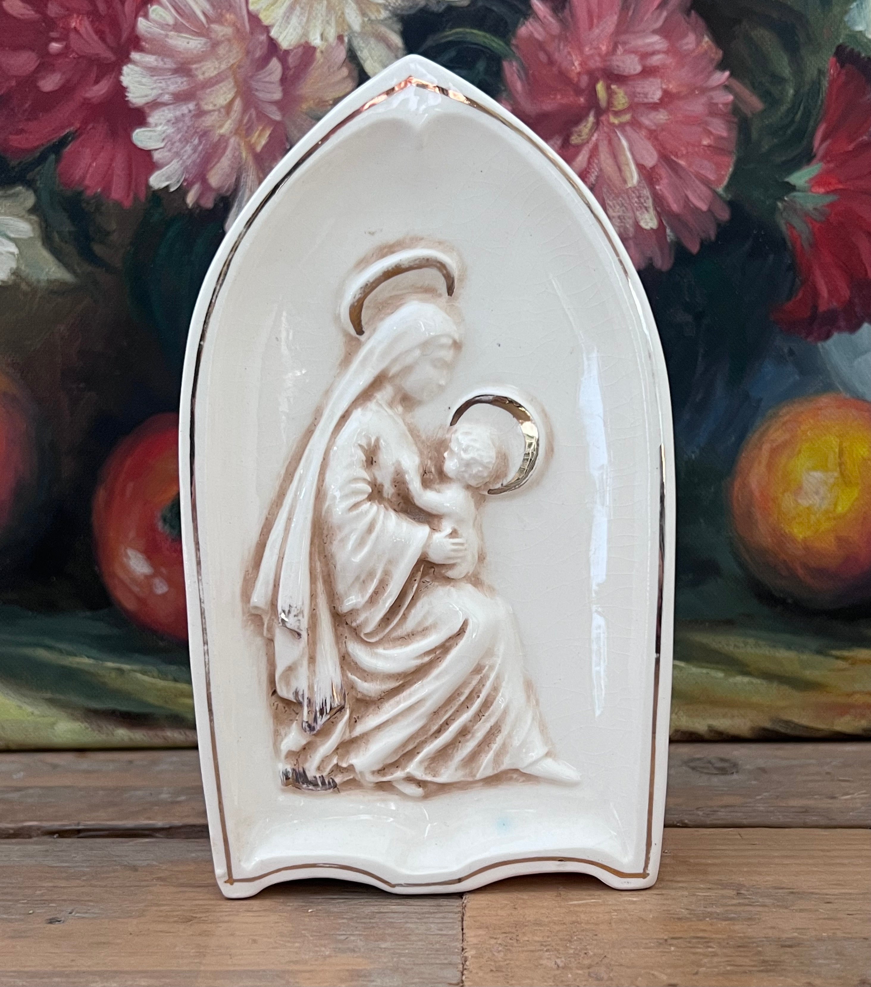 muurvaas Moeder Maria, keramische muurvaas, wandvaas Moeder Maria, keramiek wanddecoratie, decoratieve muurvaas, spirituele woondecoratie, handgemaakte muurvaas, Moeder Maria decor, bloemenvaas muurhanger