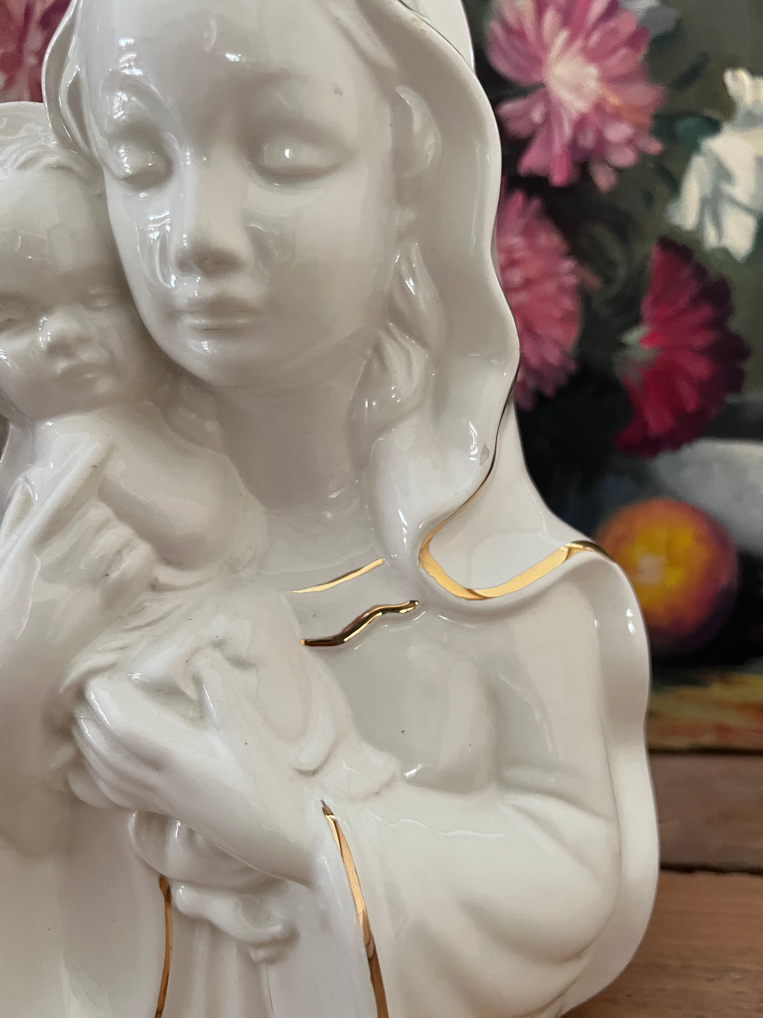 wit Moeder Maria beeld, keramisch Moeder Maria beeld, Moeder Maria beeld jaren 80, religieus beeld keramiek, Moeder Maria decoratie, vintage Moeder Maria beeld, Moeder Maria met goudaccenten, keramiek religieus beeld, spirituele woondecoratie