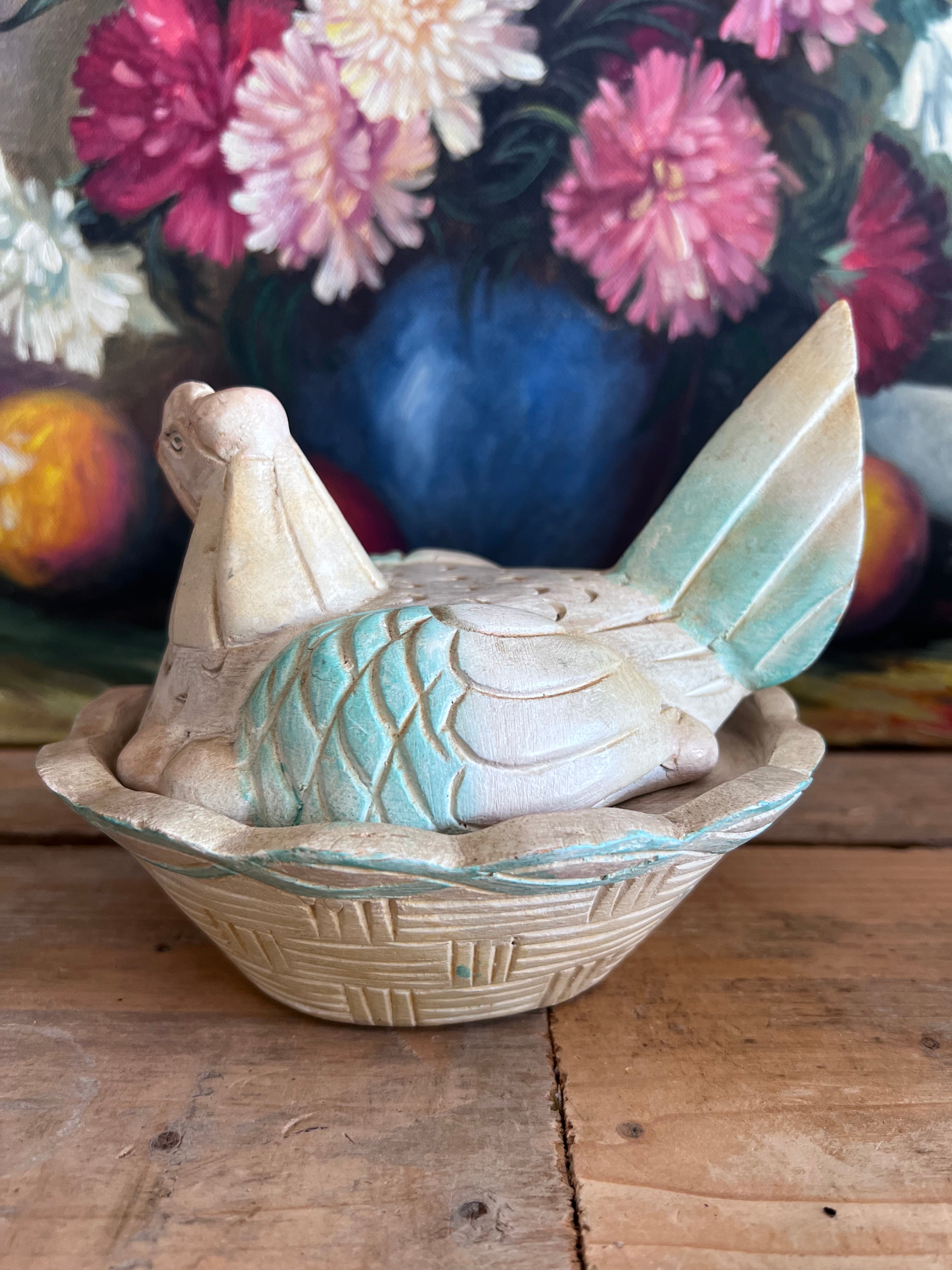 houten kip op nest, jaren 90 houtsnijwerk, dekseldoosje kip, pasteltinten houten decoratie, vintage houten doosje, opbergdoosje paaseitjes, handgemaakt houten souvenir, retro houten woonaccessoires, charmant houten doosje, uniek houtsnijwerk decor.