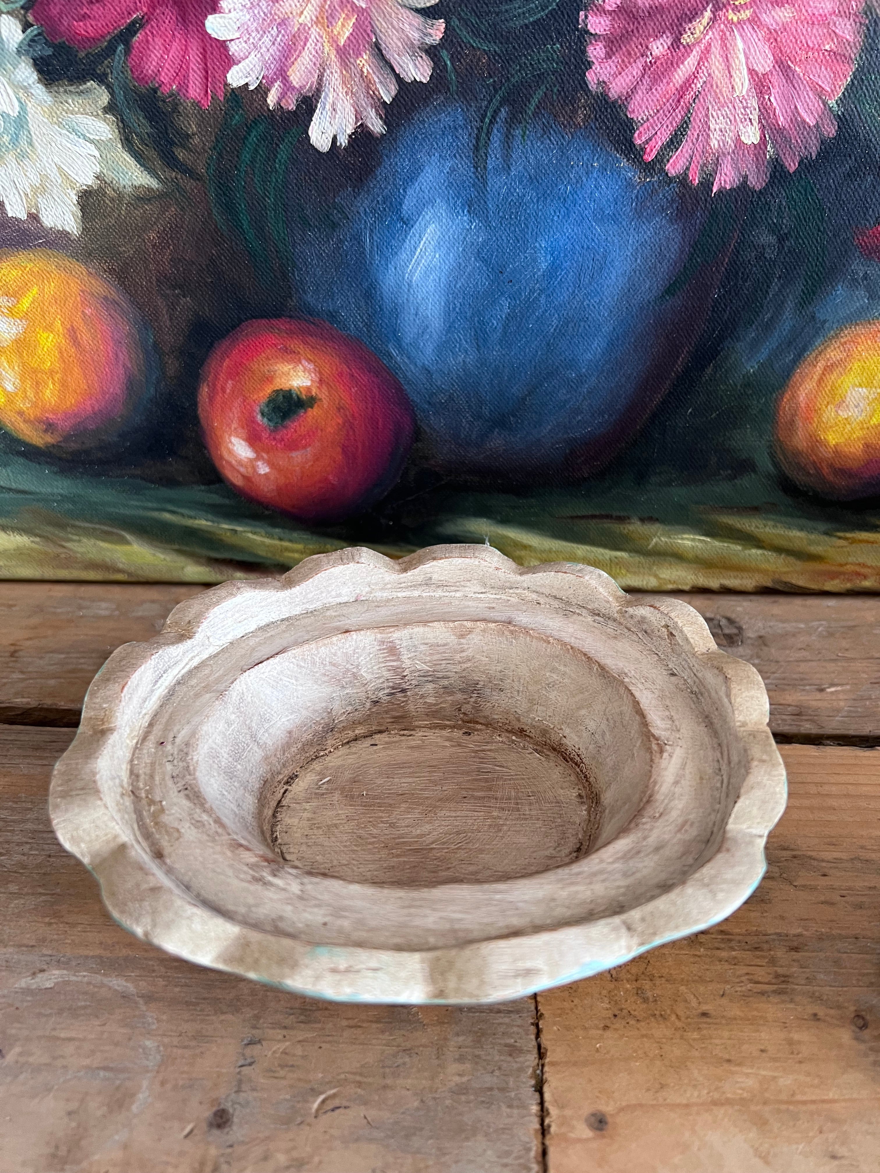 houten kip op nest, jaren 90 houtsnijwerk, dekseldoosje kip, pasteltinten houten decoratie, vintage houten doosje, opbergdoosje paaseitjes, handgemaakt houten souvenir, retro houten woonaccessoires, charmant houten doosje, uniek houtsnijwerk decor.