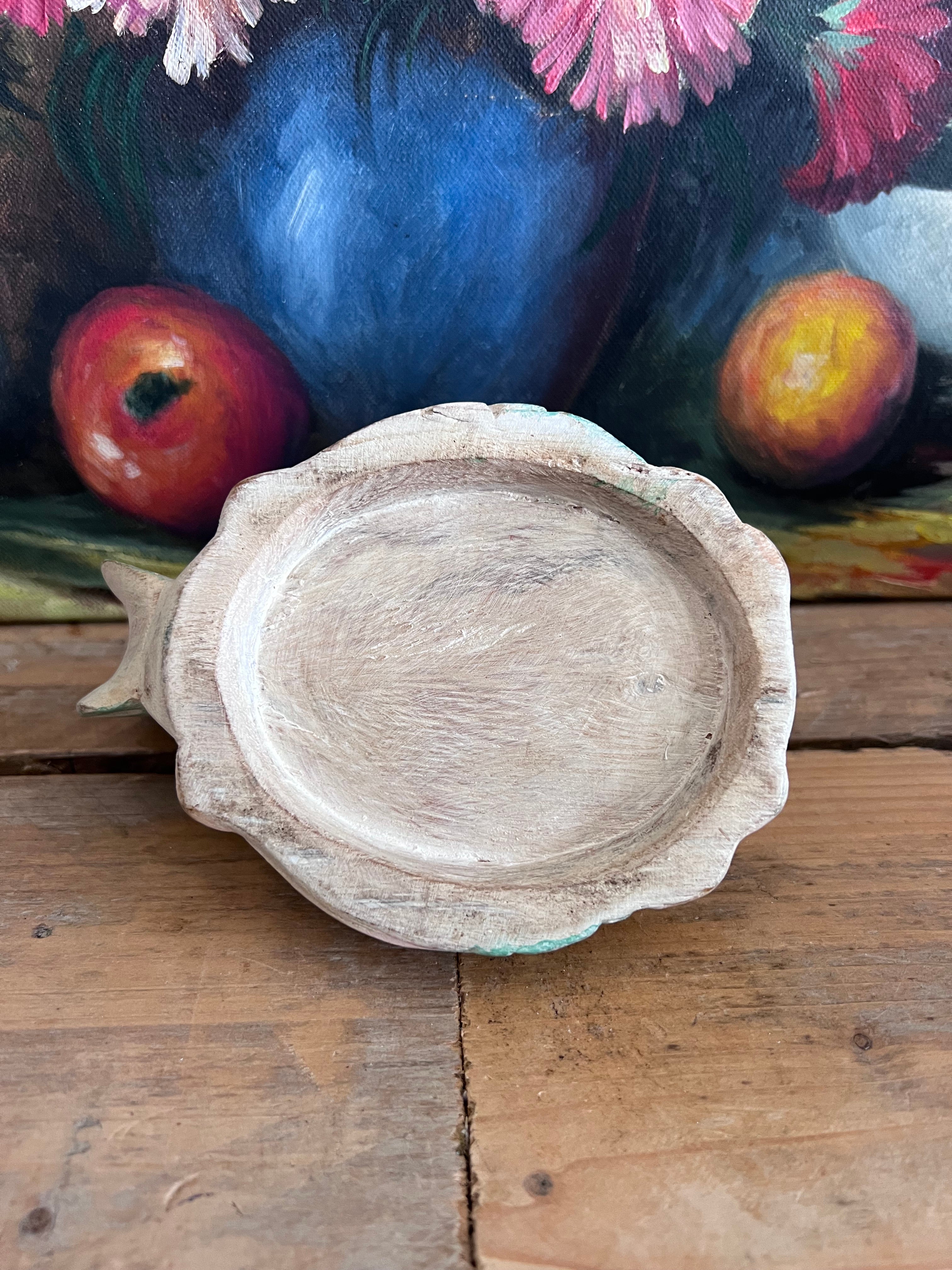 houten kip op nest, jaren 90 houtsnijwerk, dekseldoosje kip, pasteltinten houten decoratie, vintage houten doosje, opbergdoosje paaseitjes, handgemaakt houten souvenir, retro houten woonaccessoires, charmant houten doosje, uniek houtsnijwerk decor.