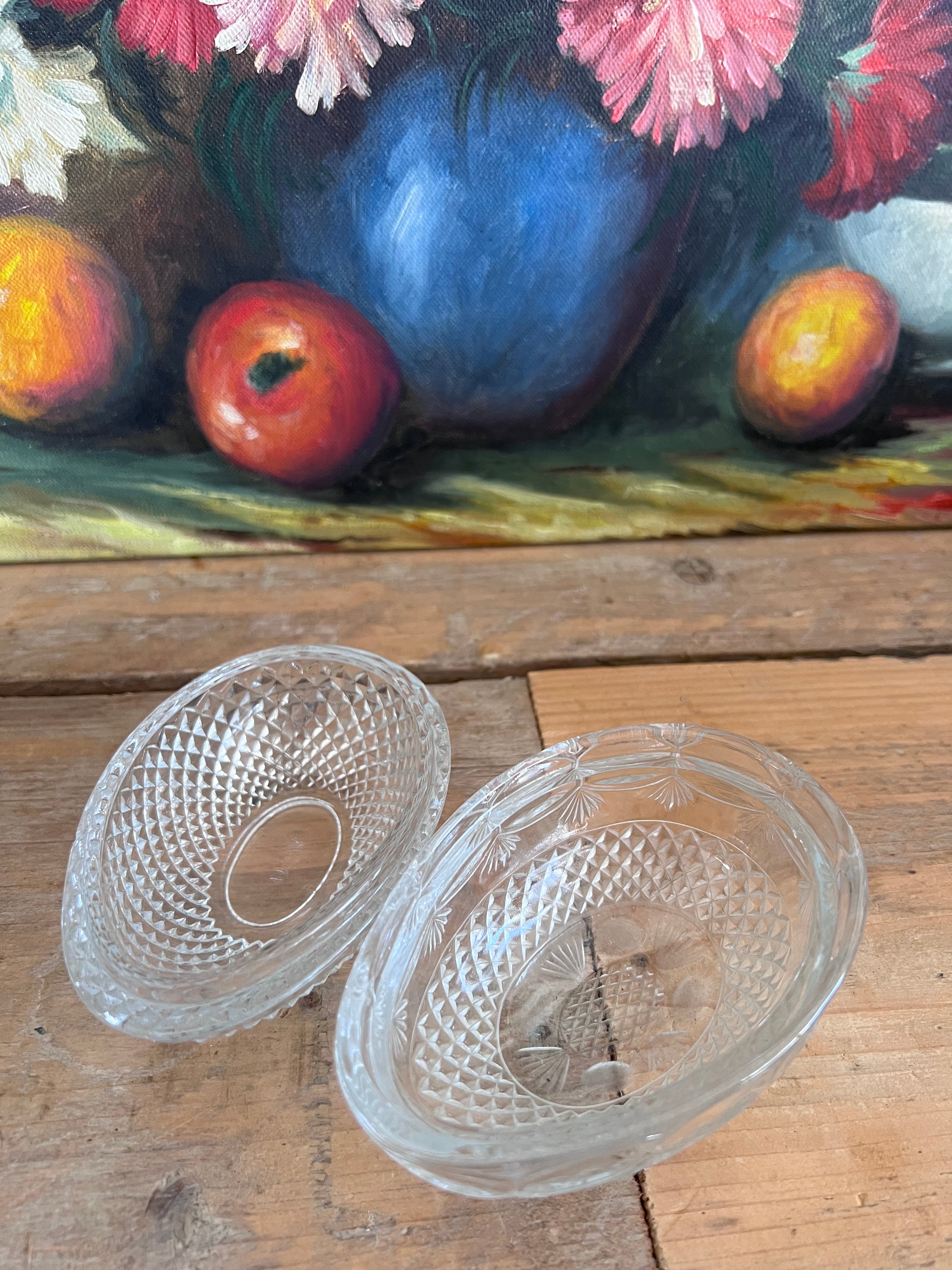 Avon snuisterijdoosje, glazen ei doosje, vintage sieradendoosje, decoratief glazen doosje, Avon collectible, glazen snuisterijdoos, klein opbergdoosje glas, elegant sieradendoosje, uniek cadeau glas, vintage glaswerk. 1977