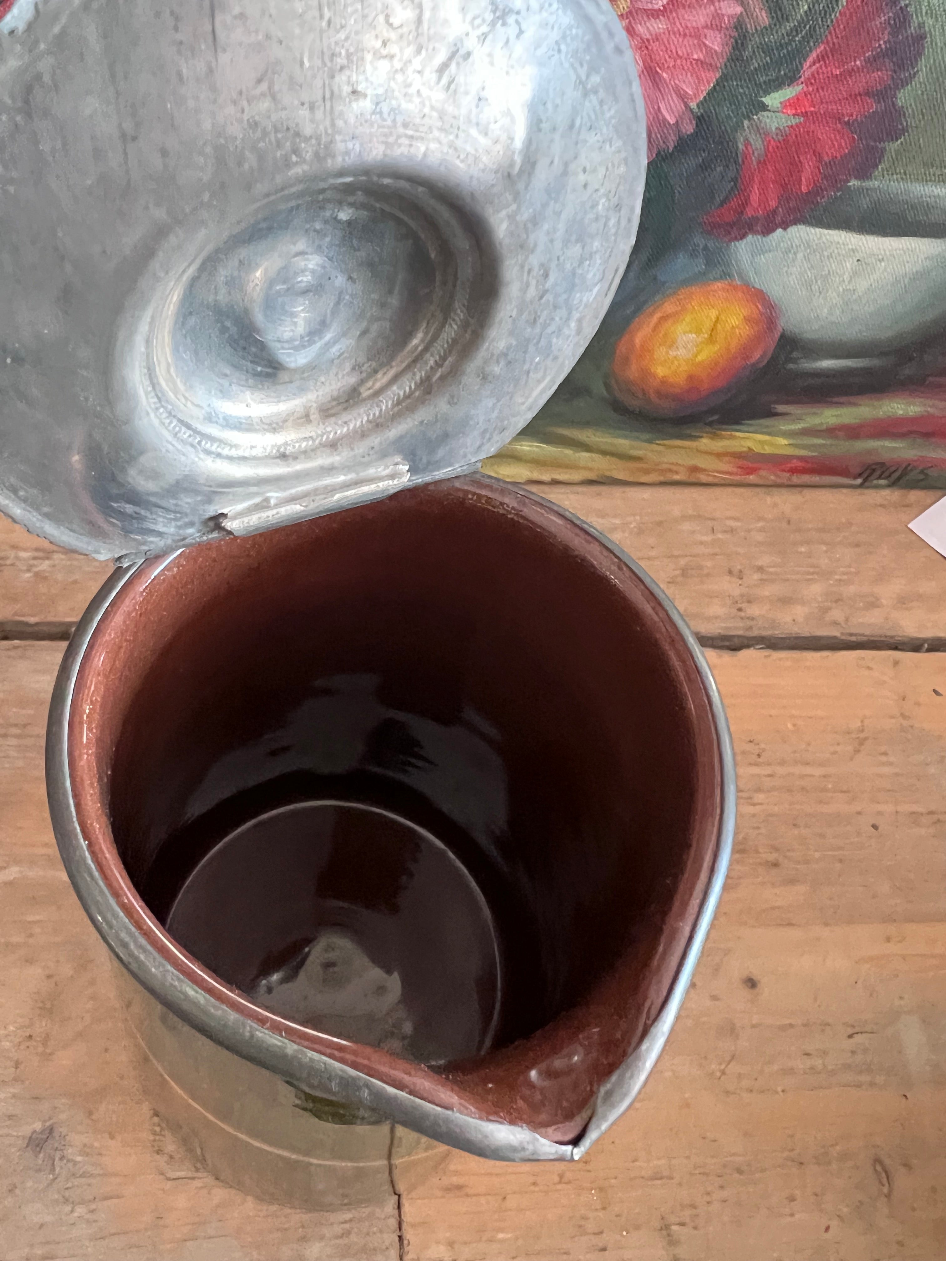 groene antieke kan, antiek keramiek, antieke kan met goudkleurige biezen, Engelse keramiek, vintage keramische kan, decoratieve antieke kan, keramiek Engeland, antieke theekan, antiek servies, luxe antieke kan.