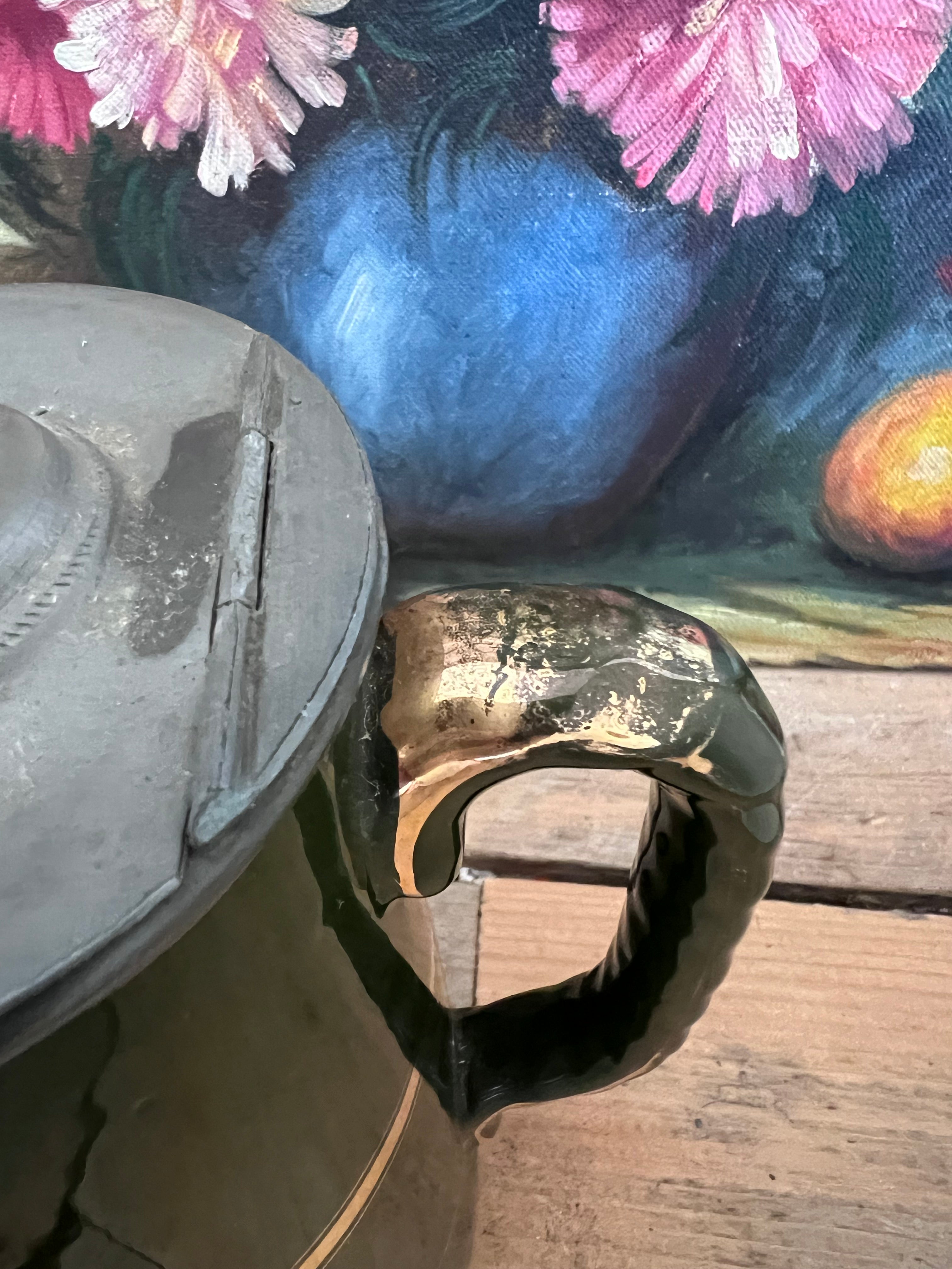 groene antieke kan, antiek keramiek, antieke kan met goudkleurige biezen, Engelse keramiek, vintage keramische kan, decoratieve antieke kan, keramiek Engeland, antieke theekan, antiek servies, luxe antieke kan.