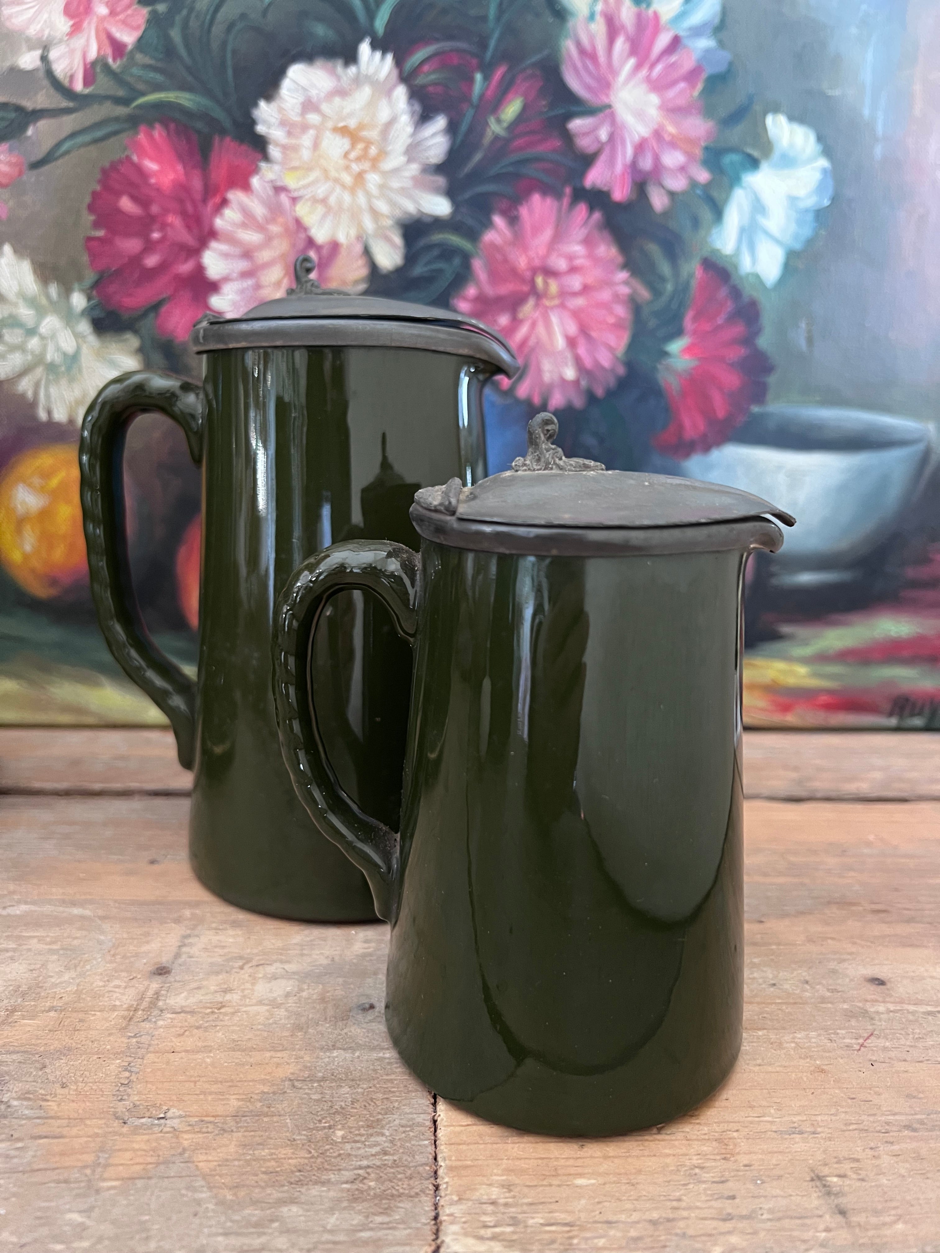 antieke groene kannen, antiek keramiek, Engelse keramiek, keramische kannen set, tinnen deksel kannen, antieke kannen set, vintage keramiek, antieke thee- en koffiekannen, decoratieve antieke kannen, keramiek Engeland.