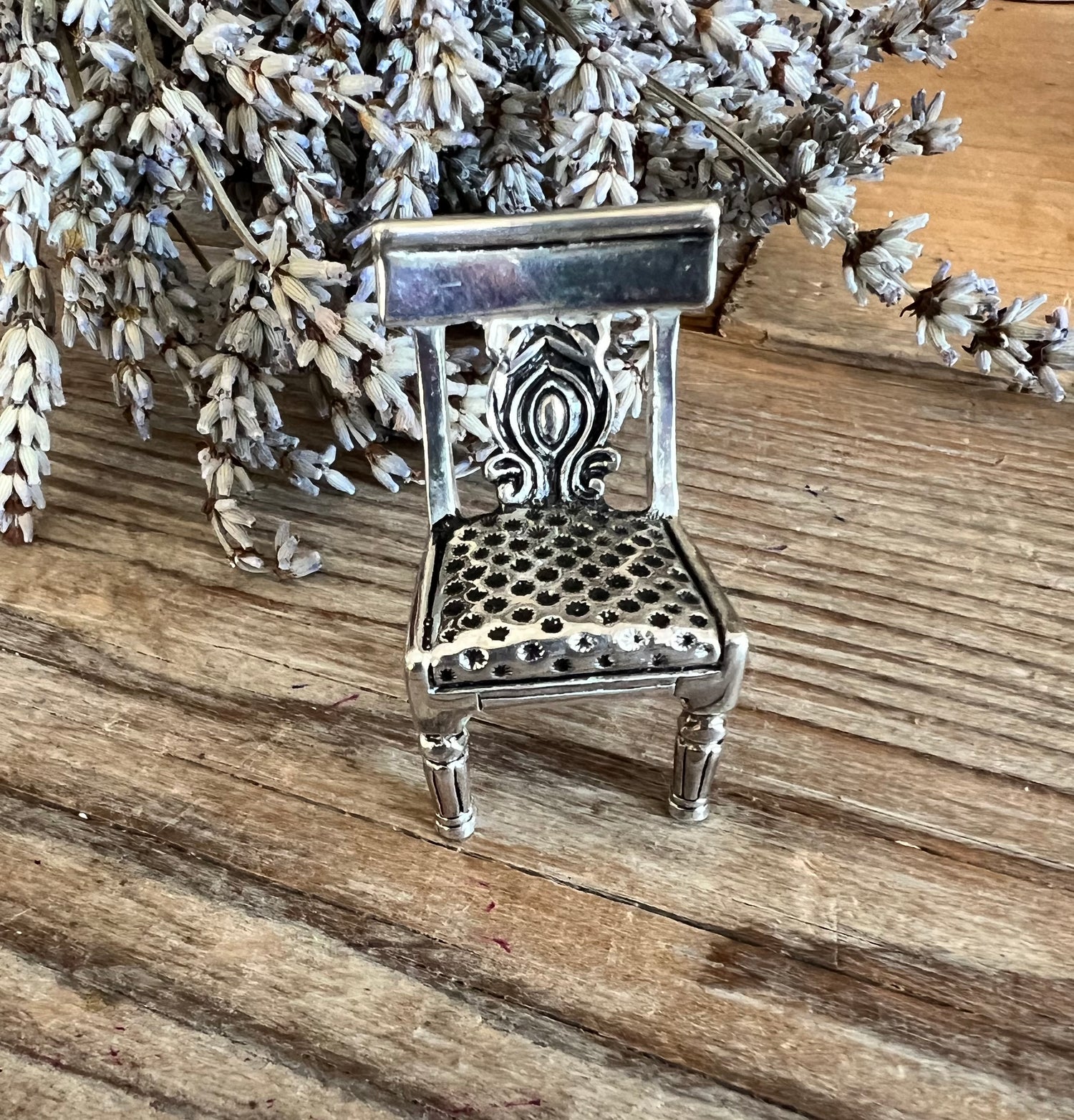 Poppenhuis stoeltje vierkant