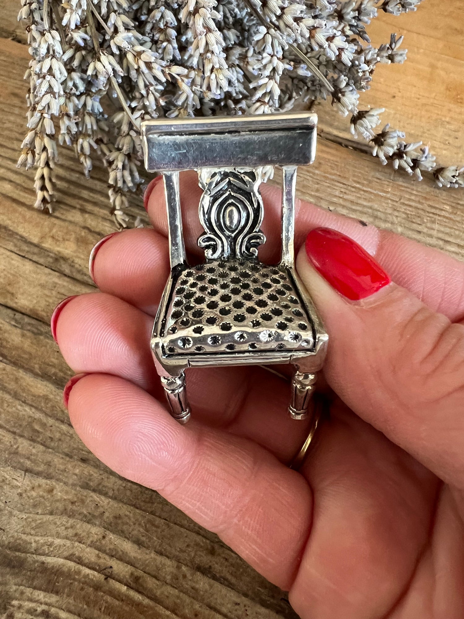 Poppenhuis stoeltje vierkant