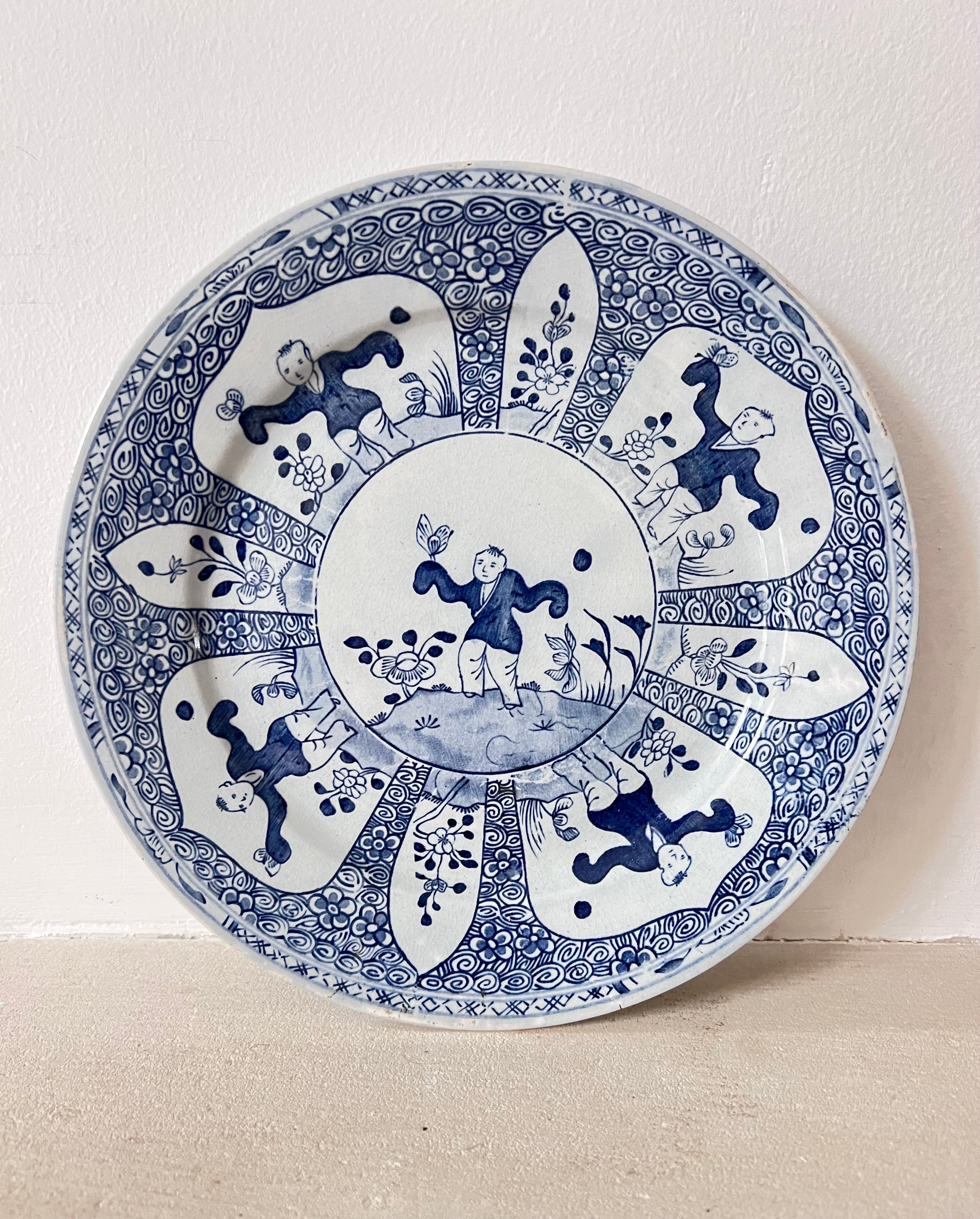 antiek Chinees wandbord, Kangxi stijl bord, handbeschilderd wandbord, Chinees antiek circa 1910, wandbord met Zotjes, vintage Chinese decoratie, antiek porselein bord, historisch Chinees wandbord, Kangxi porselein stijl, Chinees kunstwerk bord.