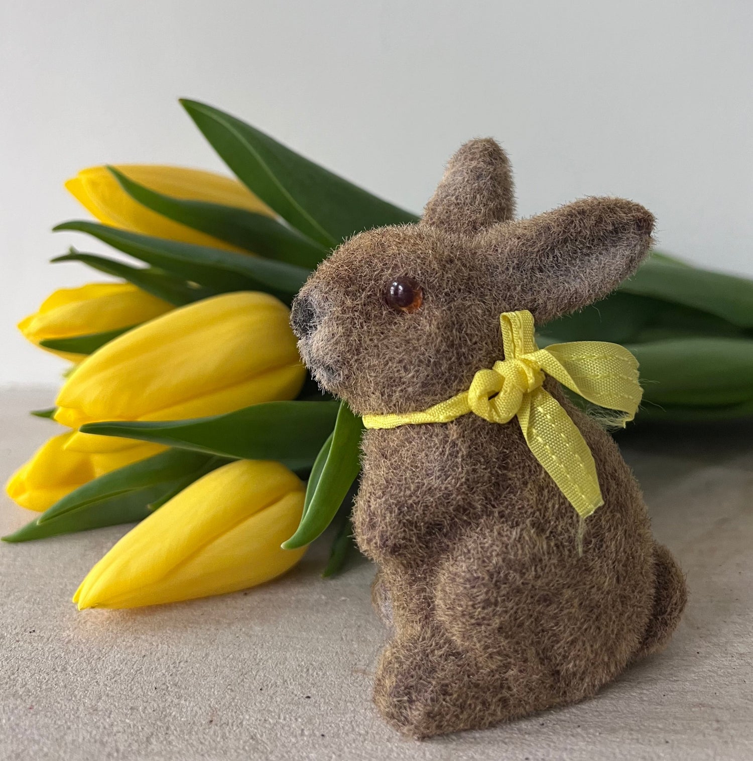 Paashaas, flock haasje, paaldecoratie