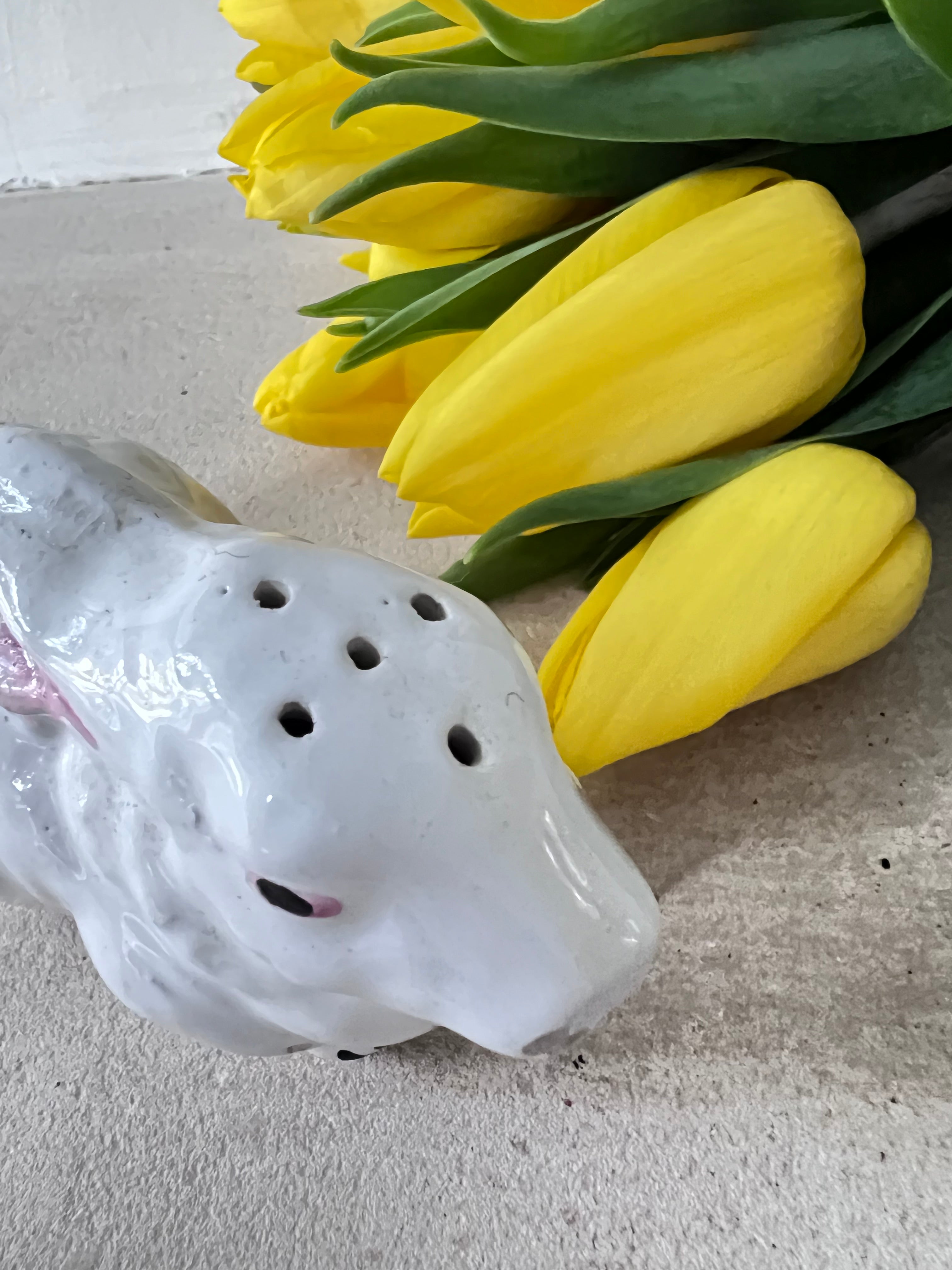 brocante zoutvaatje, zoutvaatje witte haas, vintage zoutvaatje, brocante servies, tafeldecoratie brocante, zoutbakje haas, nostalgisch servies, retro zoutvaatje