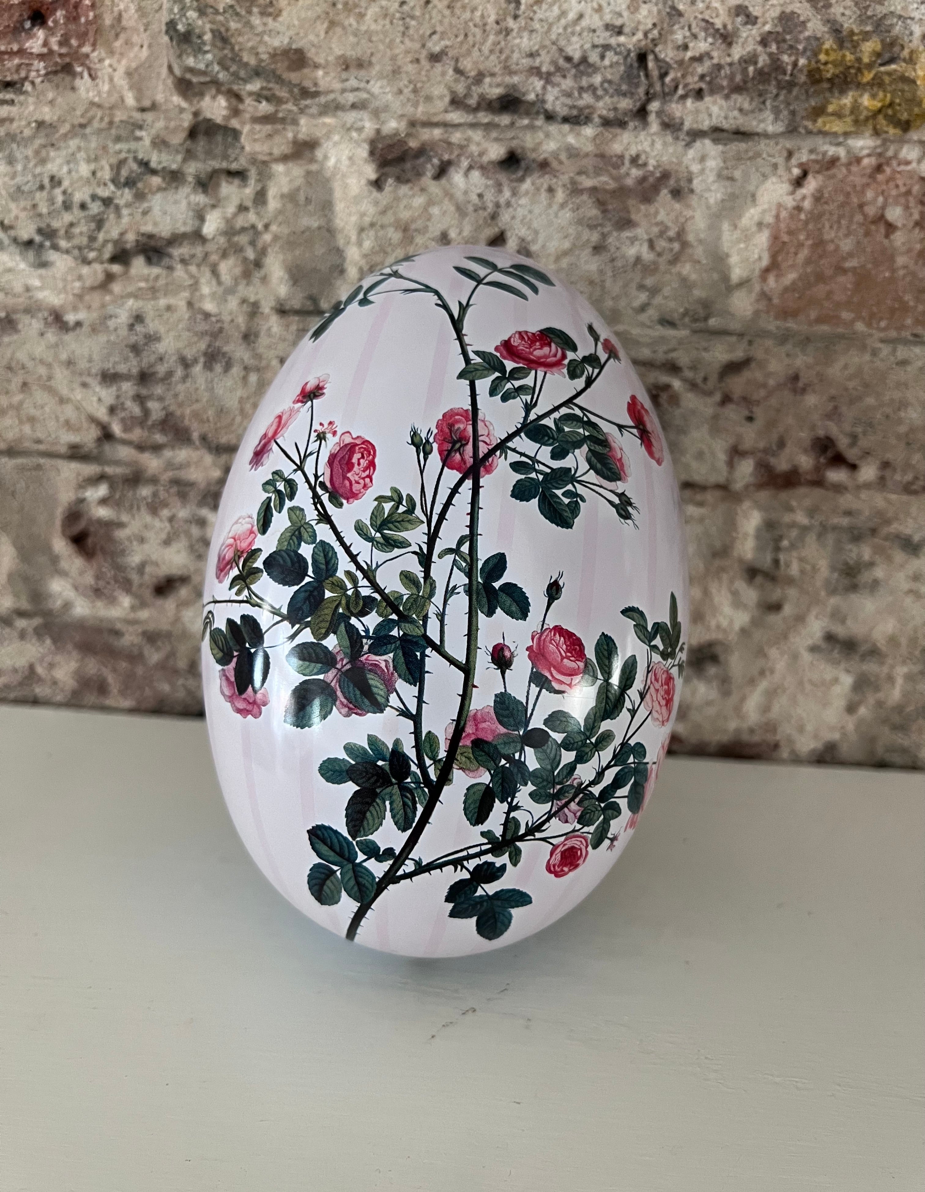 vintage paasei blik, paasei blik met bloemen, retro paasdecoratie, nostalgisch paasblik, metalen paasei blik, vintage paasaccessoires, bloemenmotief paasblik, paasdecoratie vintage stijl, origineel paasei bewaardoos, retro paasthema