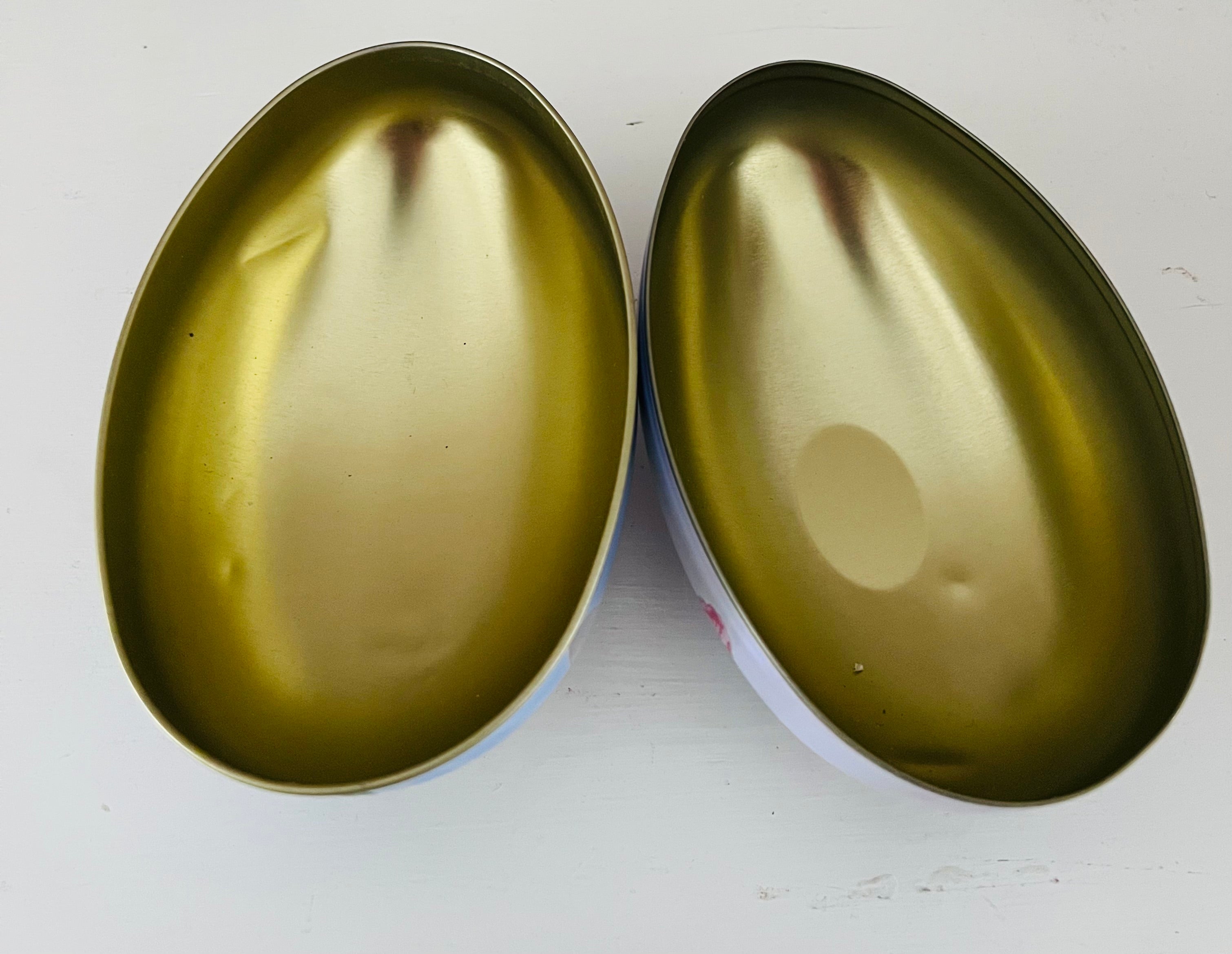 vintage paasei blik, paasei blik met bloemen, retro paasdecoratie, nostalgisch paasblik, metalen paasei blik, vintage paasaccessoires, bloemenmotief paasblik, paasdecoratie vintage stijl, origineel paasei bewaardoos, retro paasthema