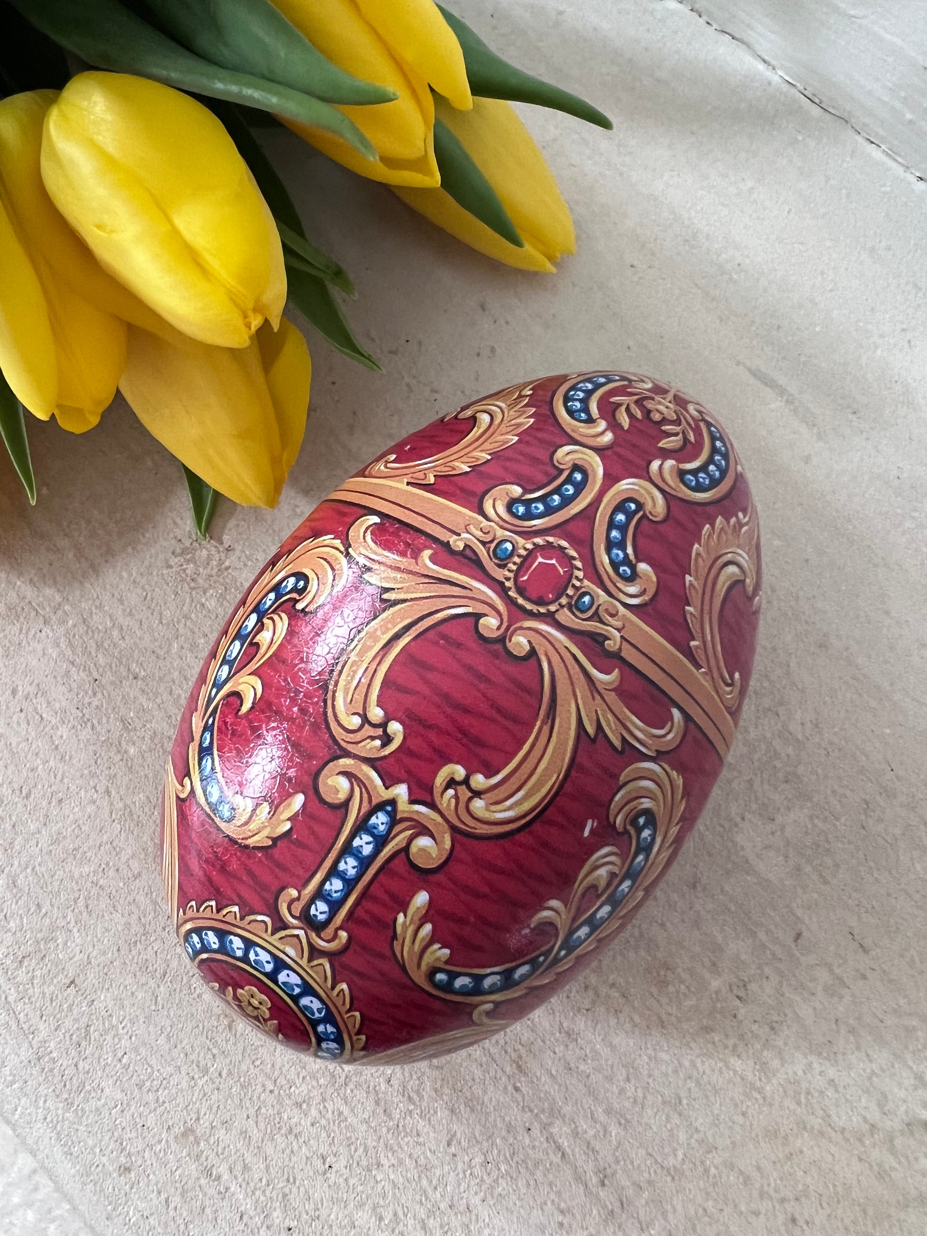 blikje ei, Fabergé ei replica, rood ei blikje, decoratief blikje, geschenkblik, luxe bewaardoos, verzamelblik, cadeau verpakking, sieraden opbergdoos, uniek cadeau idee