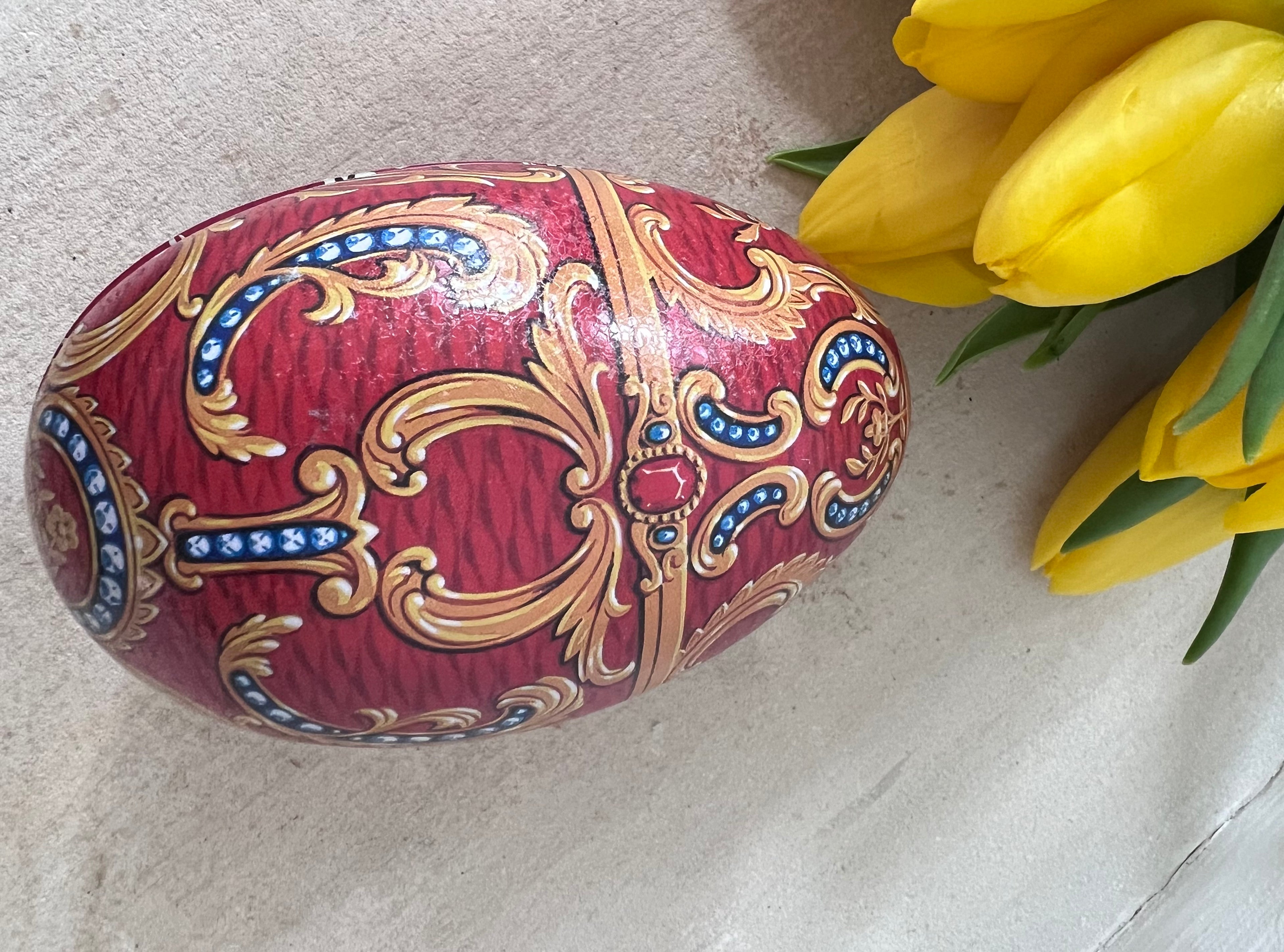 blikje ei, Fabergé ei replica, rood ei blikje, decoratief blikje, geschenkblik, luxe bewaardoos, verzamelblik, cadeau verpakking, sieraden opbergdoos, uniek cadeau idee