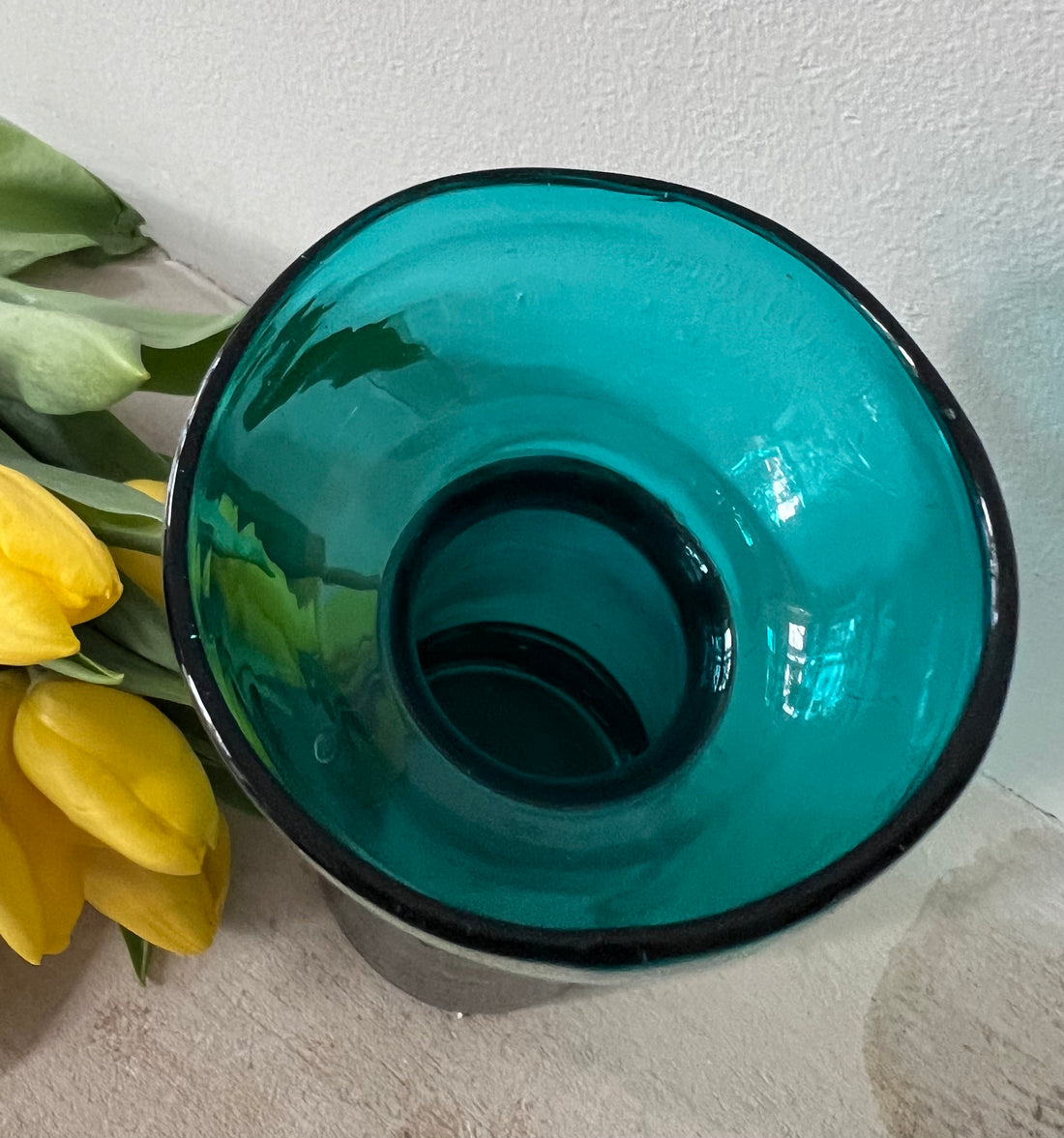 vintage bollenvaas petrol, mondgeblazen vaas, handgemaakte glazen vaas, petrol kleur vaas, vintage glazen vaas, mondgeblazen glas, unieke vaas vintage, decoratieve vaas, ambachtelijke vaas, glasvaas petrol