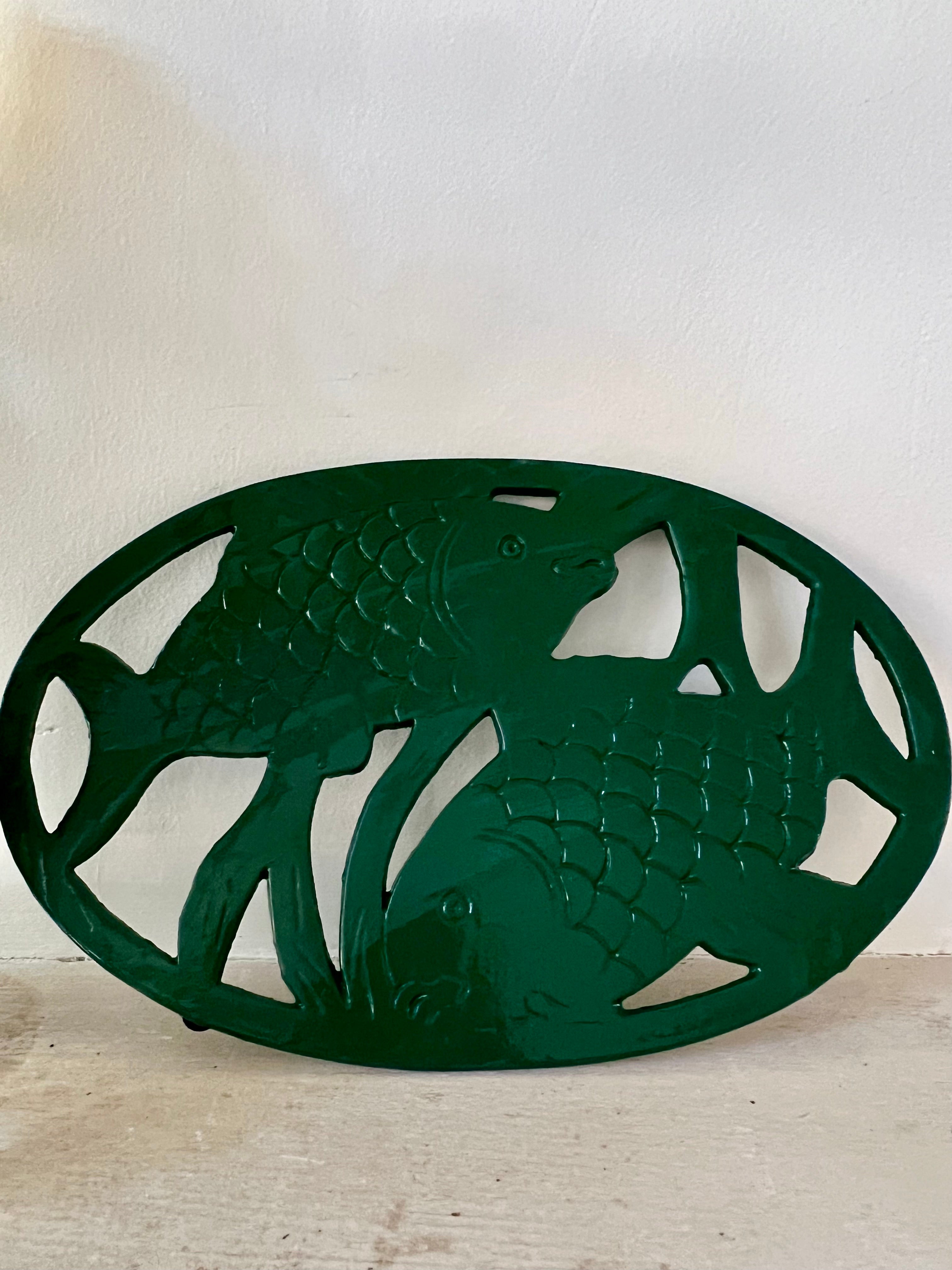 gietijzeren pannenonderzetter, pannenonderzetter vissen, decoratieve pannenonderzetter, hittebestendige pannenonderzetter, stevige pannenonderzetter gietijzer.