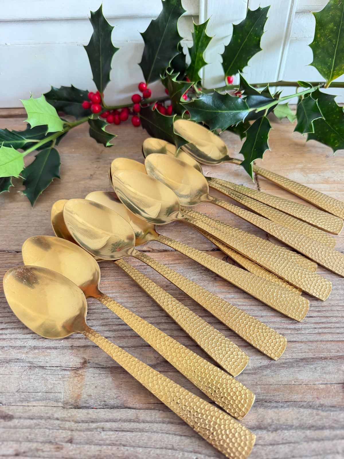 vintage goudkleurig bestek, gouden bestek 12 personen, 48 delig bestek, retro bestek, honingraat bestek, vintage kersttafel, feestelijk tafel dekken, Sofia&