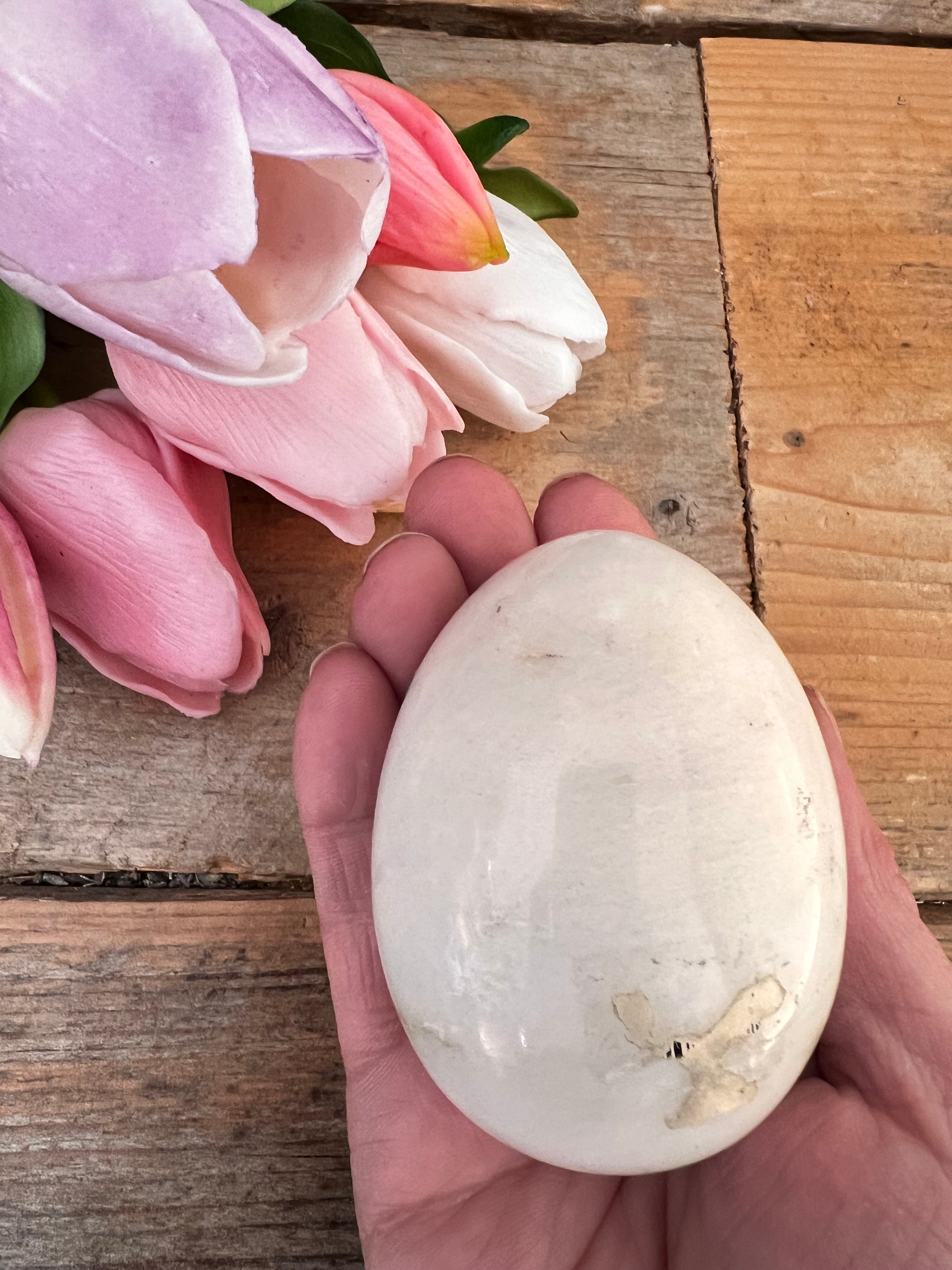 groot wit ei van marmer, marmeren paasdecoratie, luxe paasdecor, groot marmeren ei, stijlvolle paasversiering, marmeren ei Pasen, lentedeocratie marmer, marmeren paasaccessoires