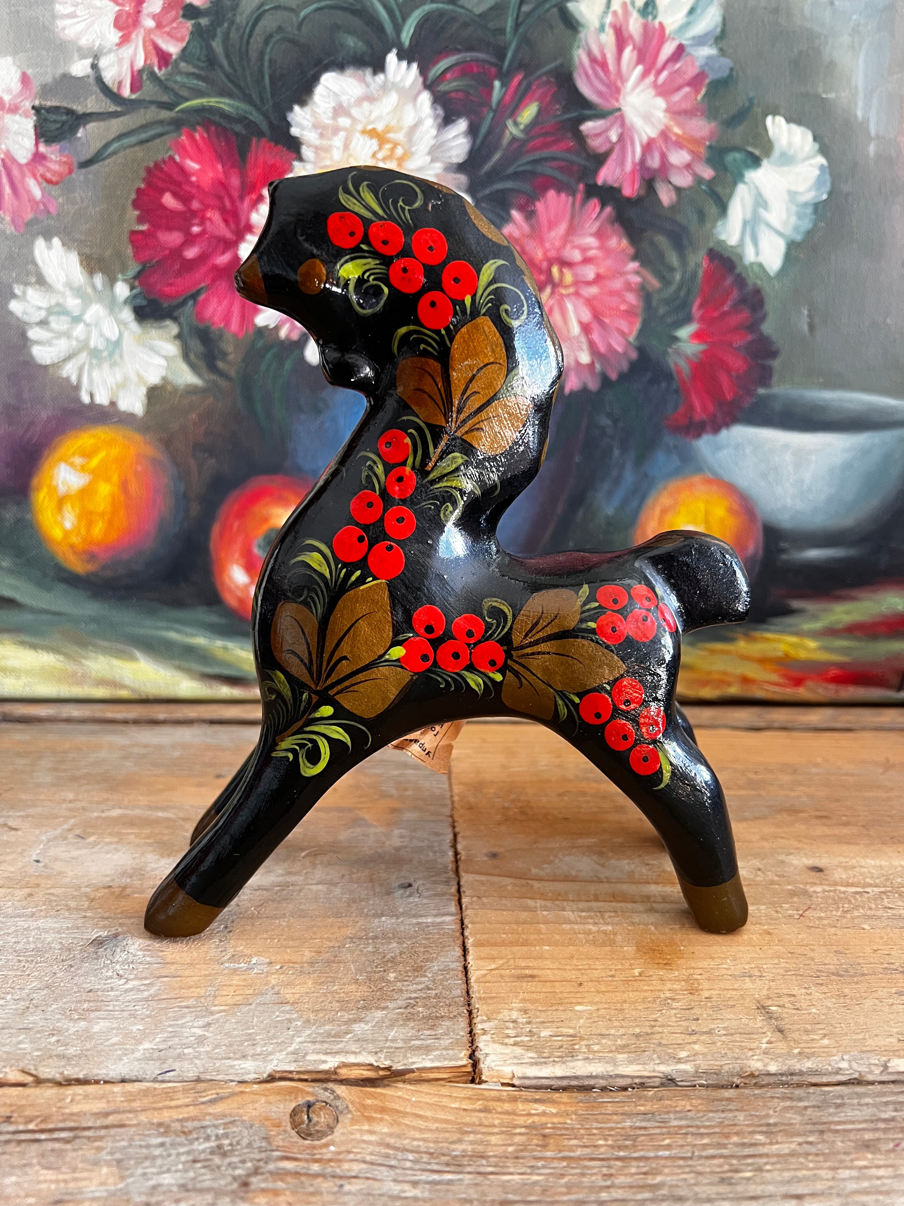 vintage Khokhloma paardje, handbeschilderd Khokhloma hout, Russisch houten paardje, traditioneel Russisch kunstobject, Khokhloma bloemenpatroon, handgeschilderde houten decoratie, rood houten paardje Rusland, Russische folklorestijl decoratie