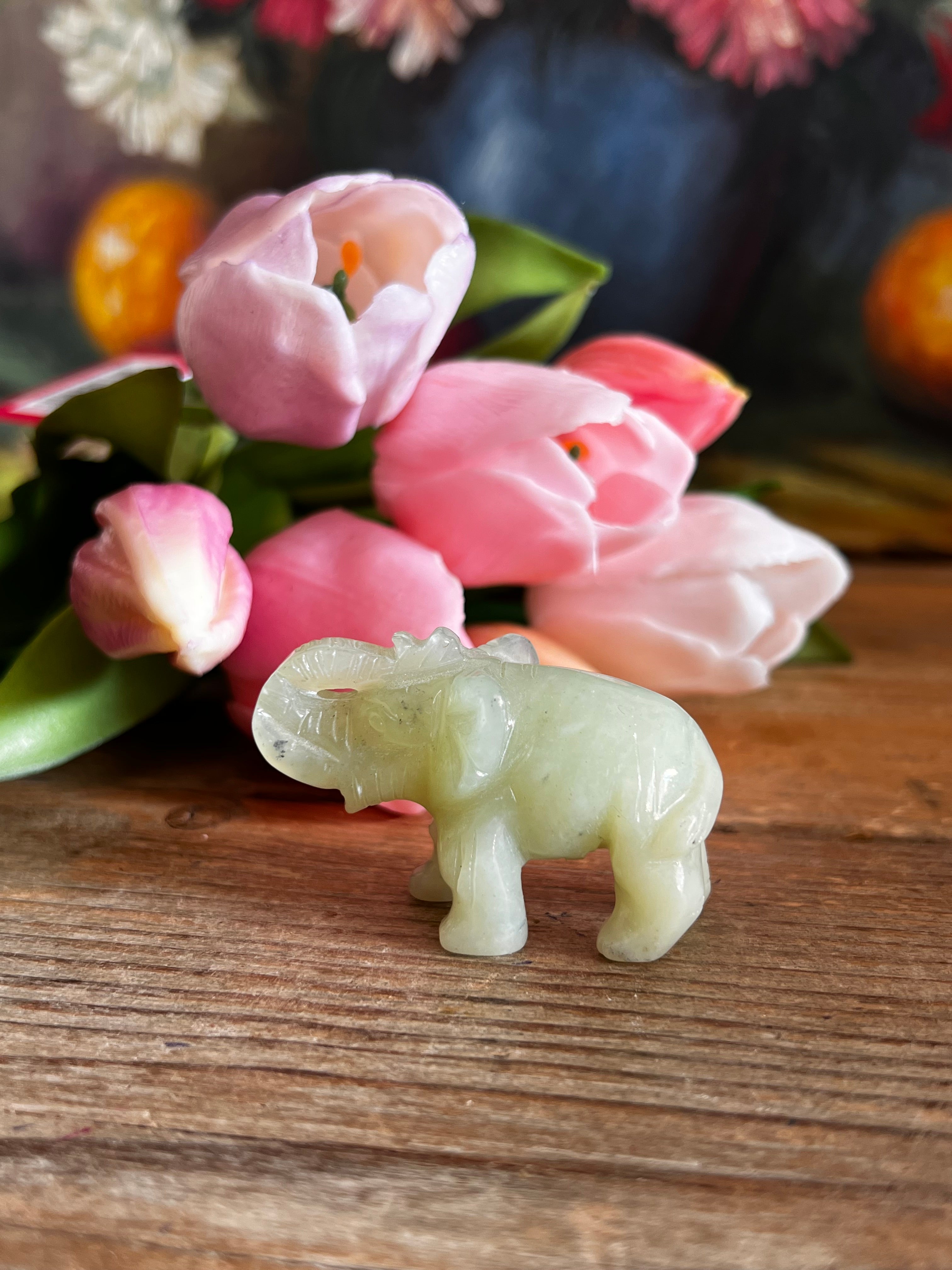 olifantje van jade, jade olifant, jade steen voorspoed, gelukbrengende steen, spirituele decoratie, jade beeldje, gelukssymbool, positieve energie, handgemaakt jade ornament, decoratie steen