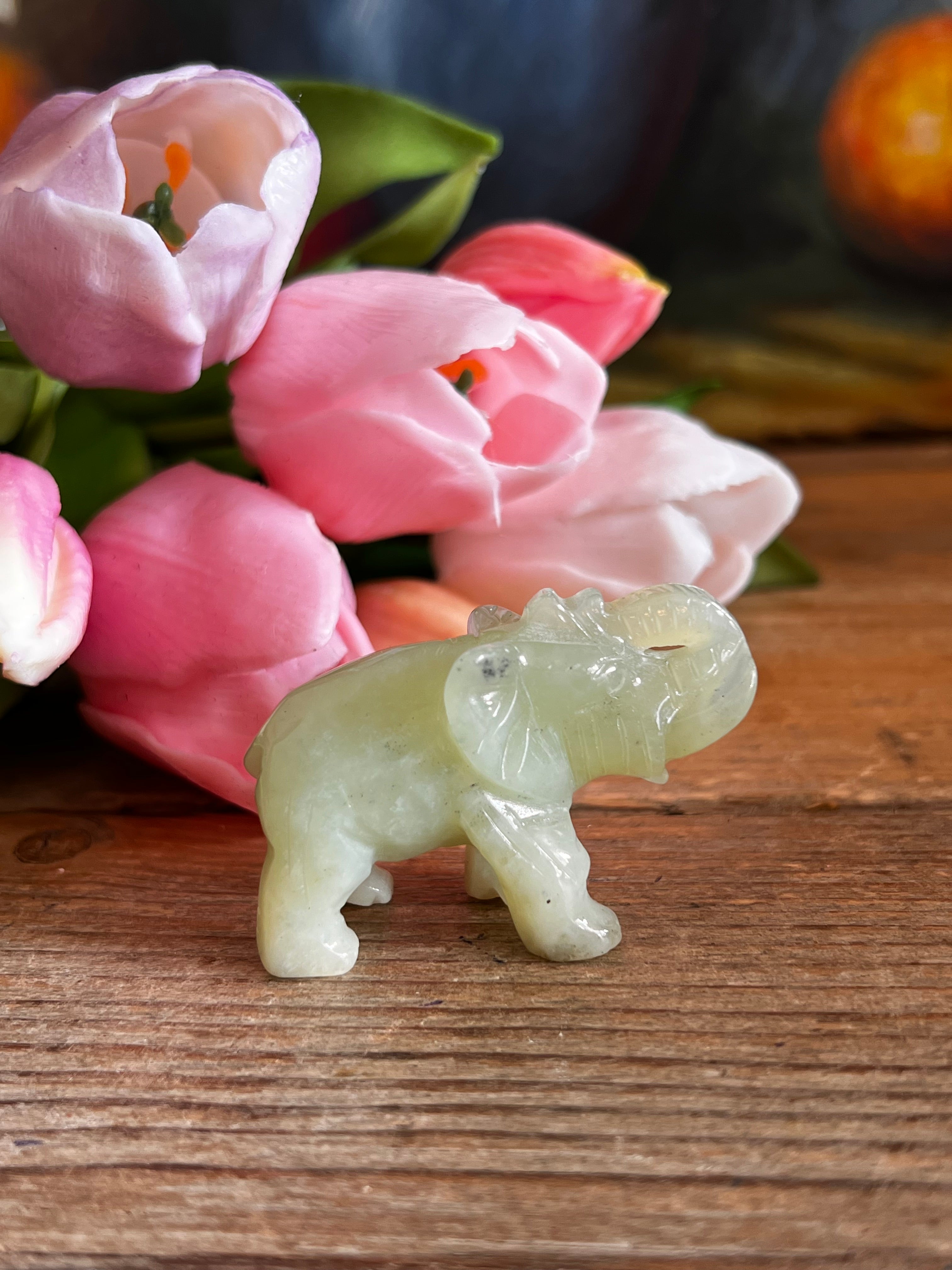 olifantje van jade, jade olifant, jade steen voorspoed, gelukbrengende steen, spirituele decoratie, jade beeldje, gelukssymbool, positieve energie, handgemaakt jade ornament, decoratie steen