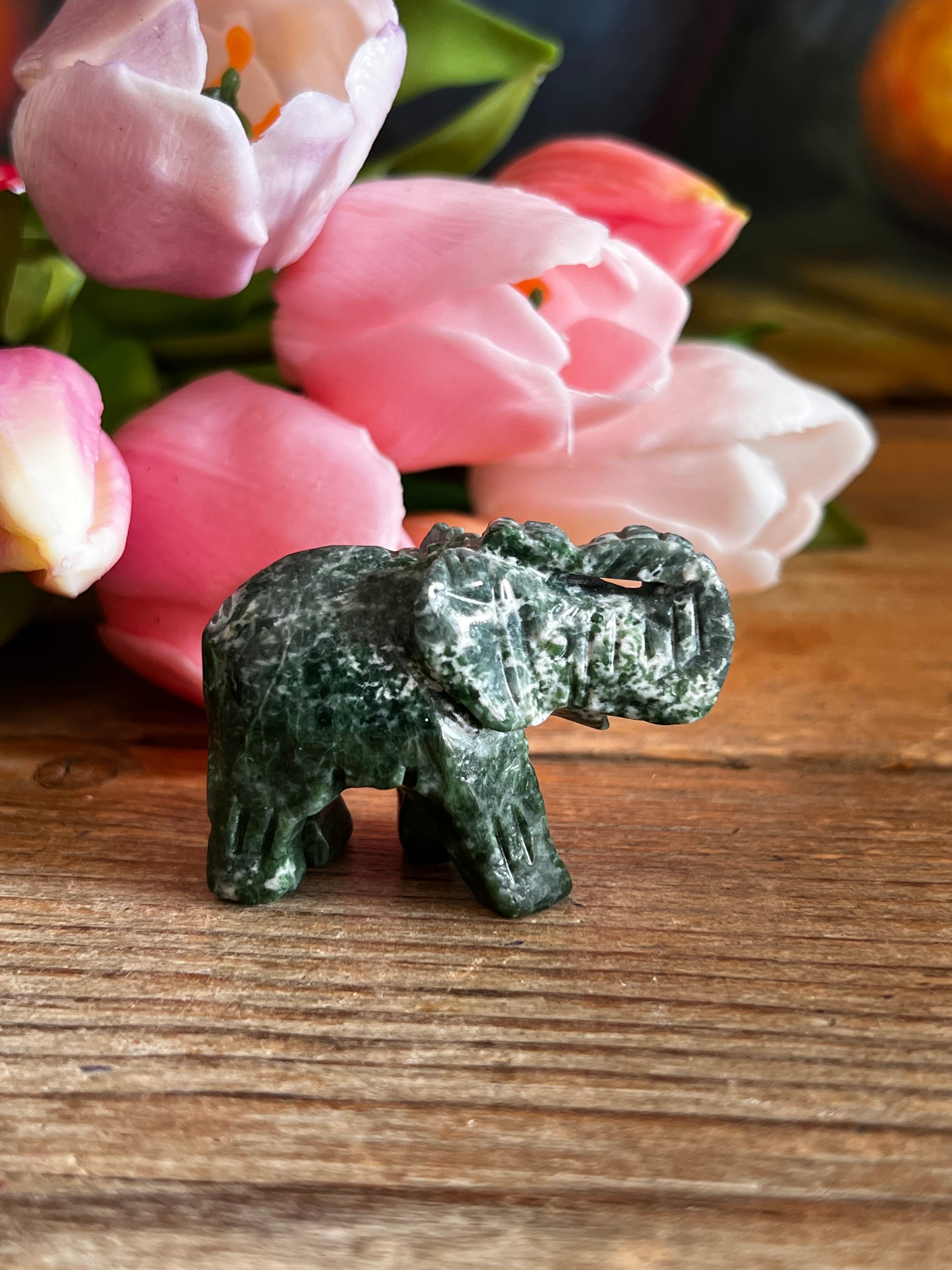 olifantje van donkergroen jade, jade, olifant edelsteen nefriet