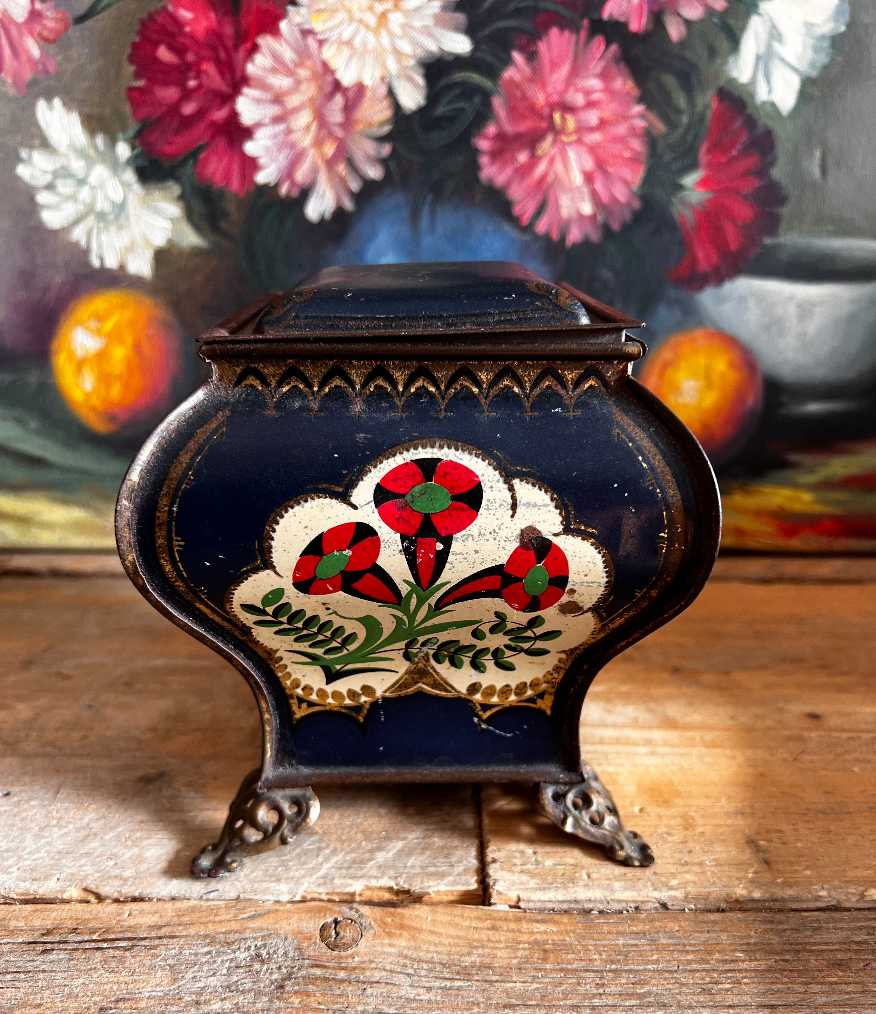 antiek Art Nouveau blikje, vintage blikje op pootje, decoratief Art Nouveau object, uniek antiek blikje, Art Nouveau verzamelobject, decoratief blikje, vintage huisdecoratie, antieke accessoires, Art Nouveau stijl blikje.