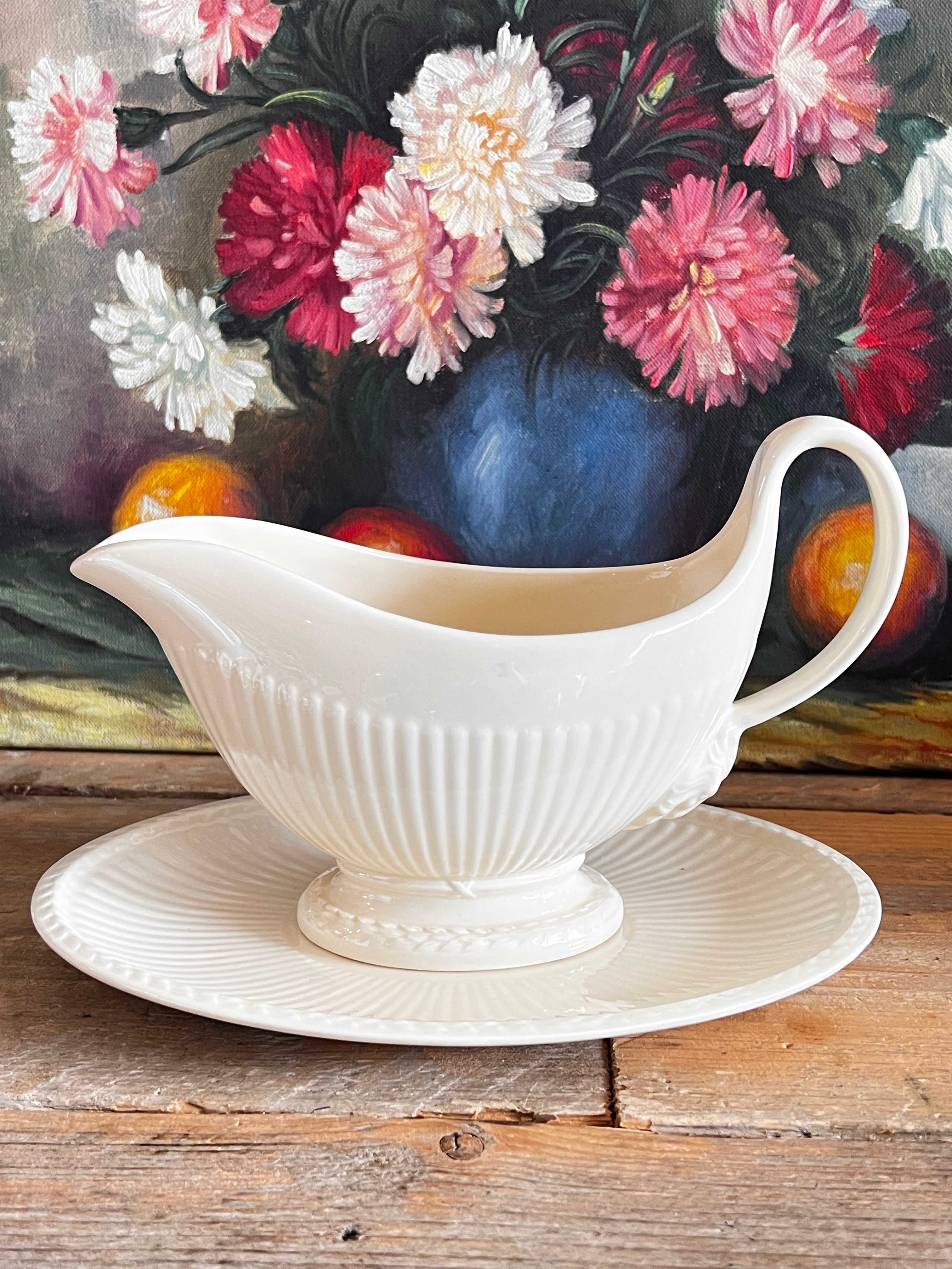 Wedgwood sauskom, Edme sauskom met onderbord, Engels porselein sauskom, klassieke sauskom, Wedgwood servies, sauskom porselein, juskom met onderbord, klassieke Engelse serviesstukken, hoogwaardige sauskom, luxe sauzenset.