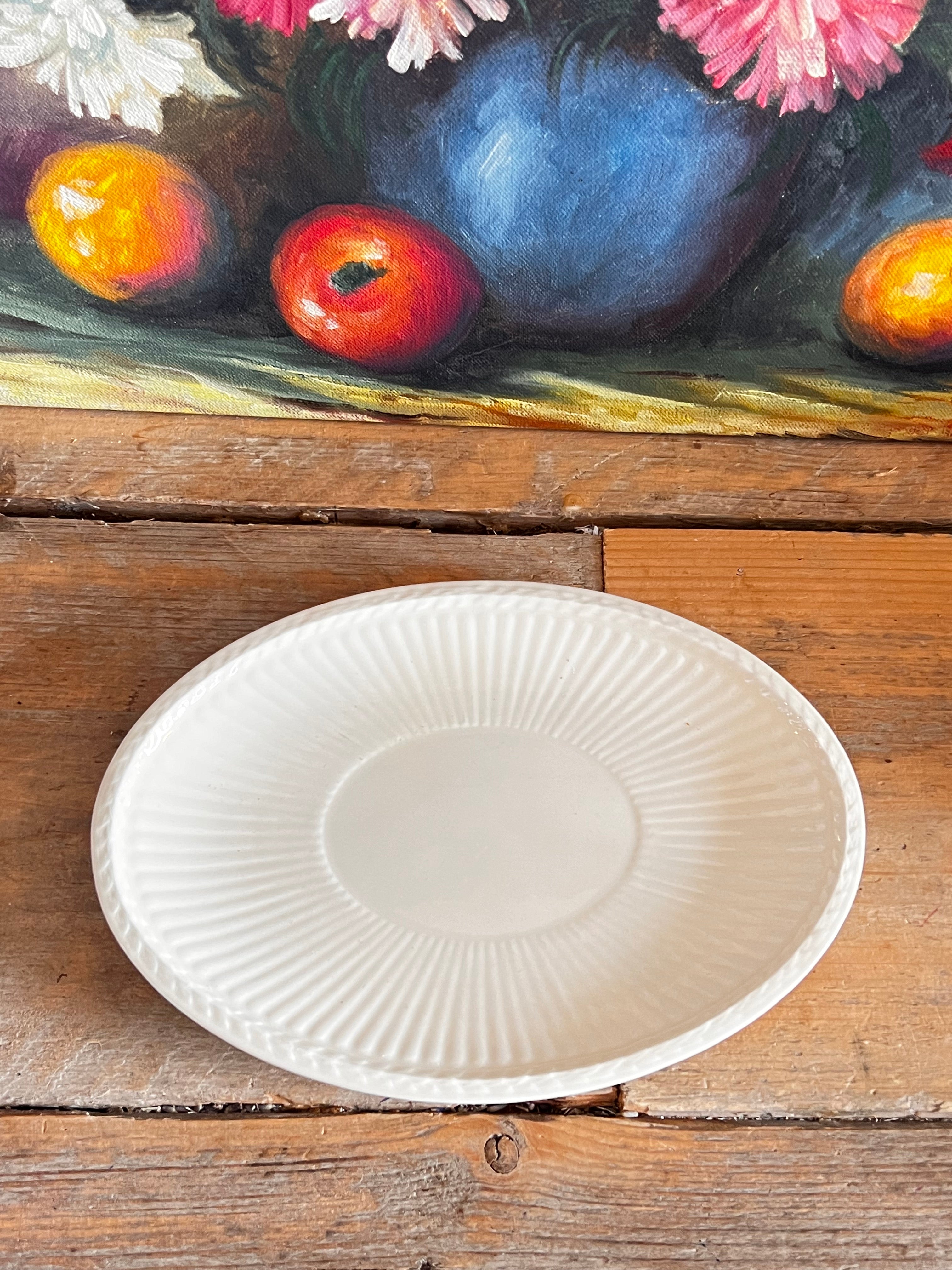 Wedgwood sauskom, Edme sauskom met onderbord, Engels porselein sauskom, klassieke sauskom, Wedgwood servies, sauskom porselein, juskom met onderbord, klassieke Engelse serviesstukken, hoogwaardige sauskom, luxe sauzenset.