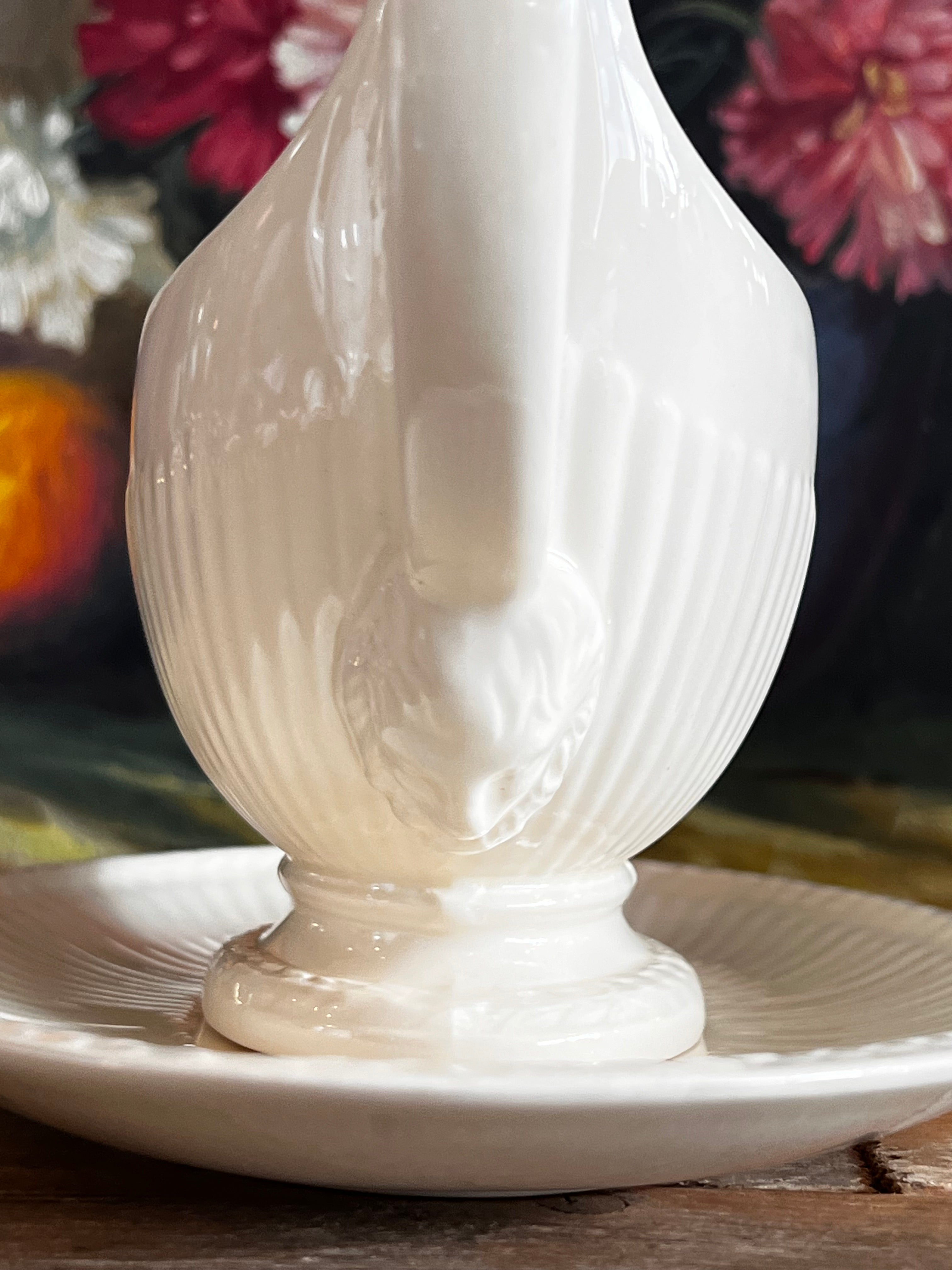 Wedgwood sauskom, Edme sauskom met onderbord, Engels porselein sauskom, klassieke sauskom, Wedgwood servies, sauskom porselein, juskom met onderbord, klassieke Engelse serviesstukken, hoogwaardige sauskom, luxe sauzenset.