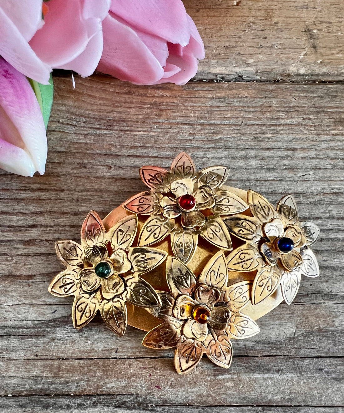 grote vintage broche, goudkleurige broche, bloemen broche jaren 70, retro sieraden, statement broche vintage, jaren 70 accessoires, vintage sieraden bloemen, unieke vintage broche.