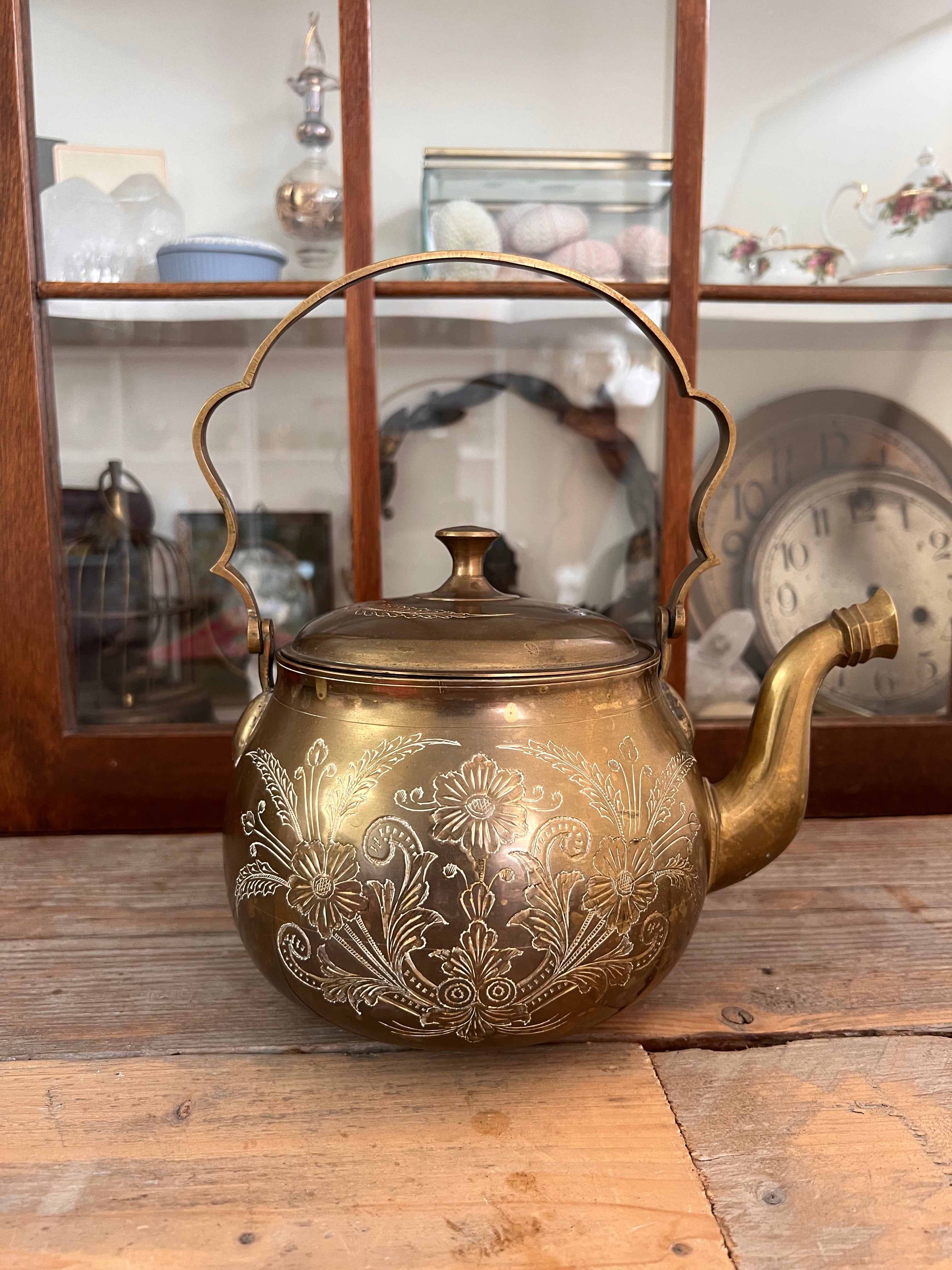 Messing theepot met bloemen