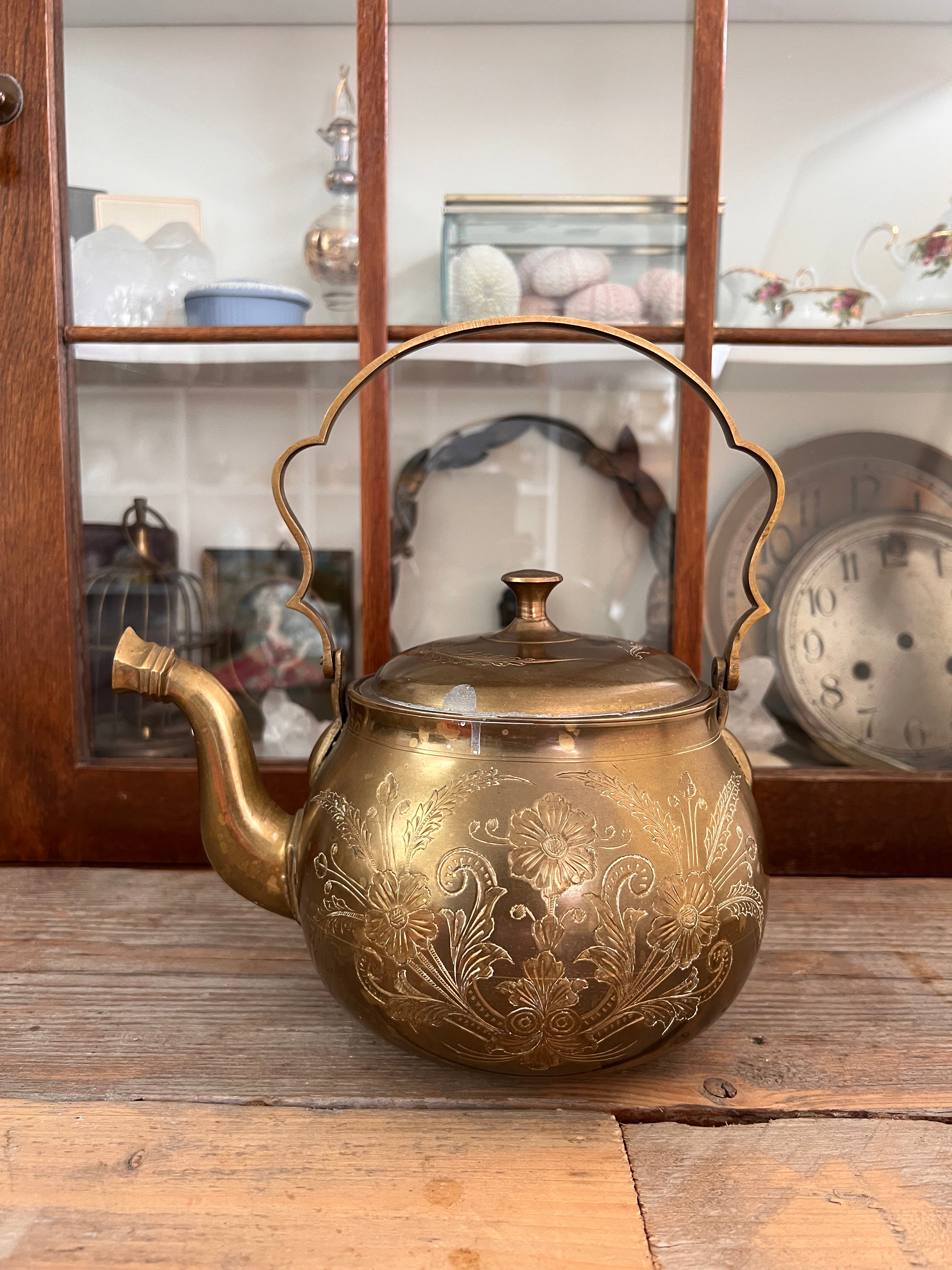 Messing theepot met bloemen