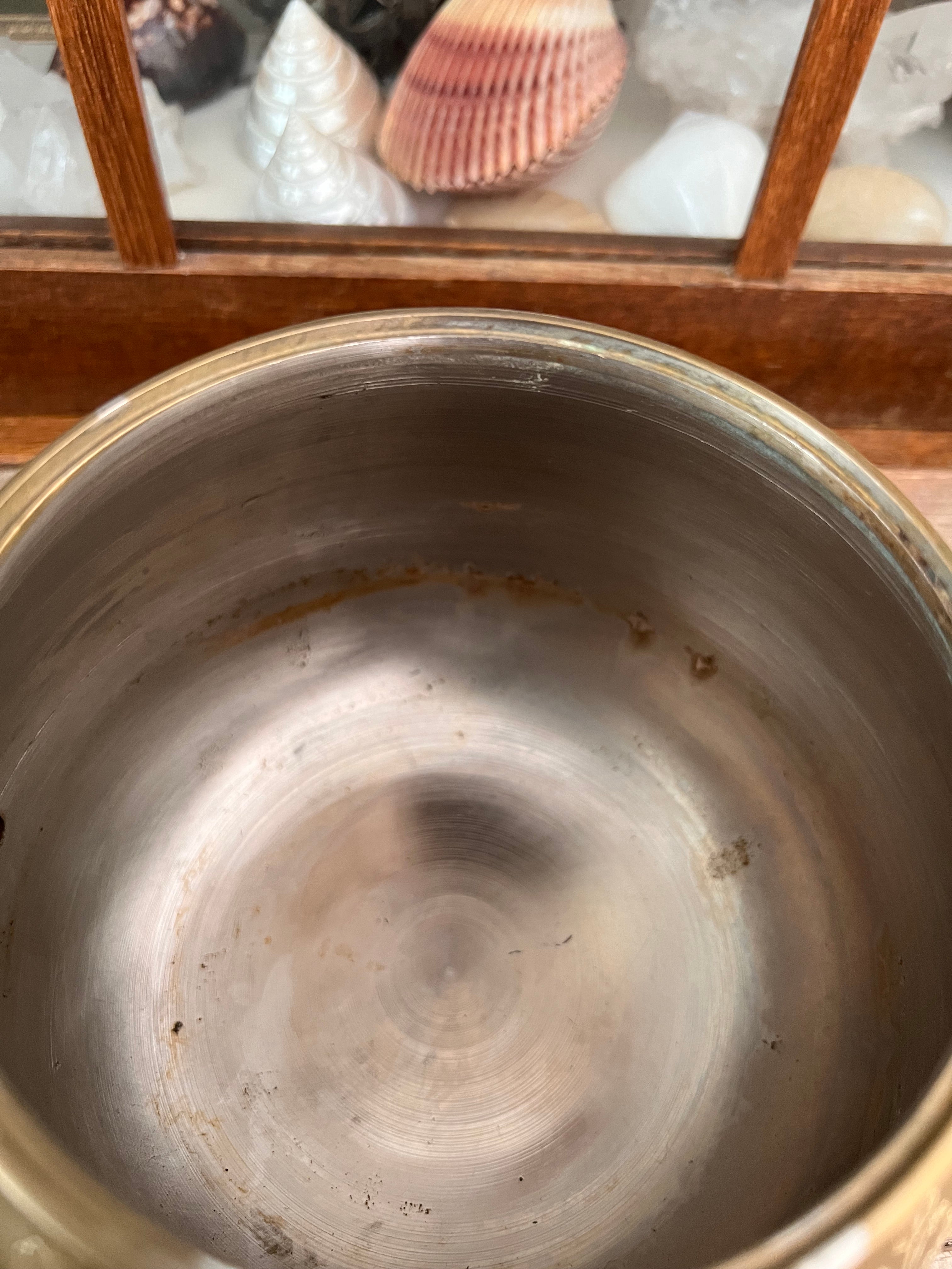 Messing theepot met bloemen