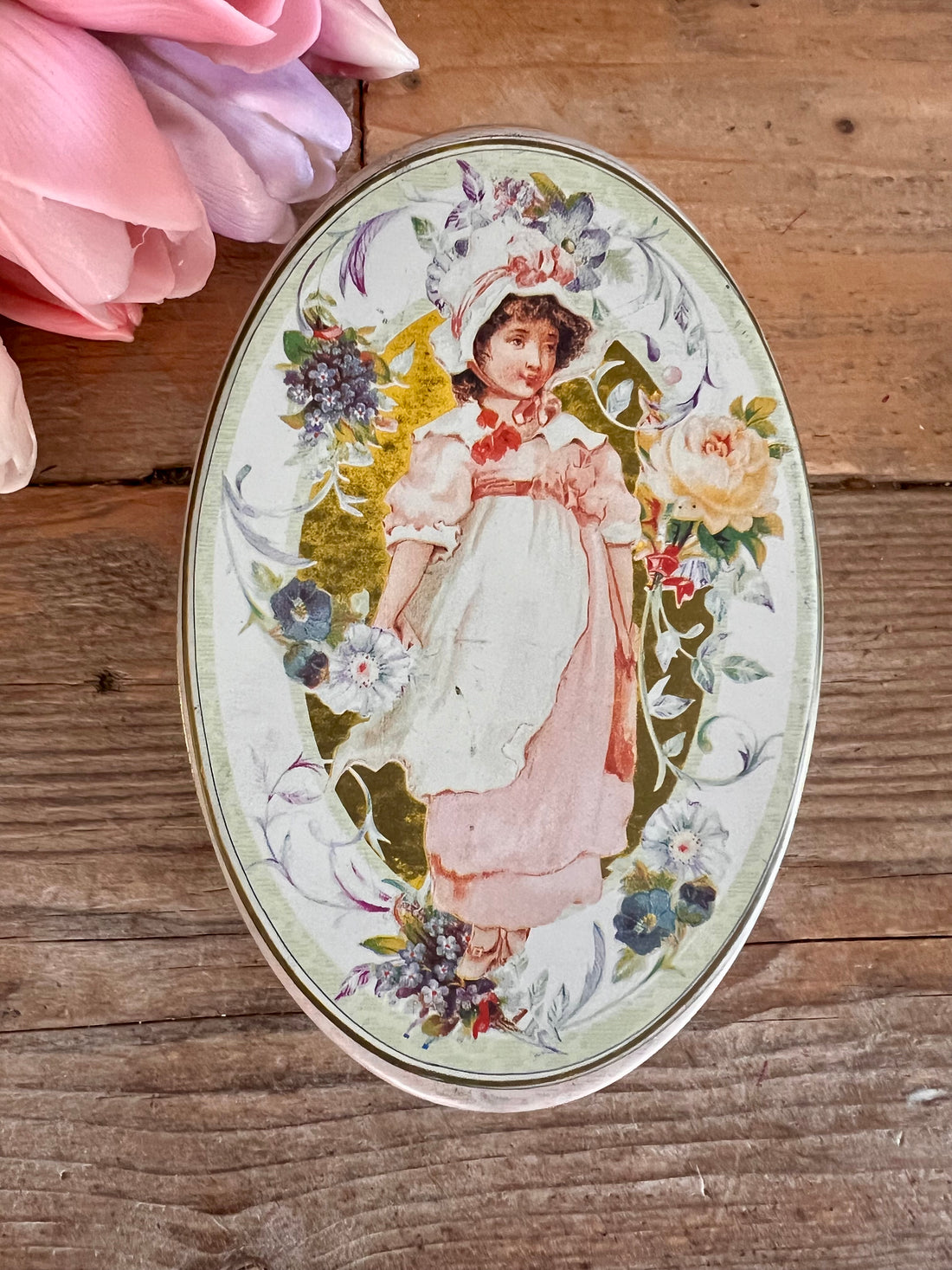 nostalgisch blikje, vintage blikje, tweedehands blikje, meisjesillustratie blikje, pastelkleuren blikje, retro decoratie, collectorsitem blikje, vintage opbergblikje