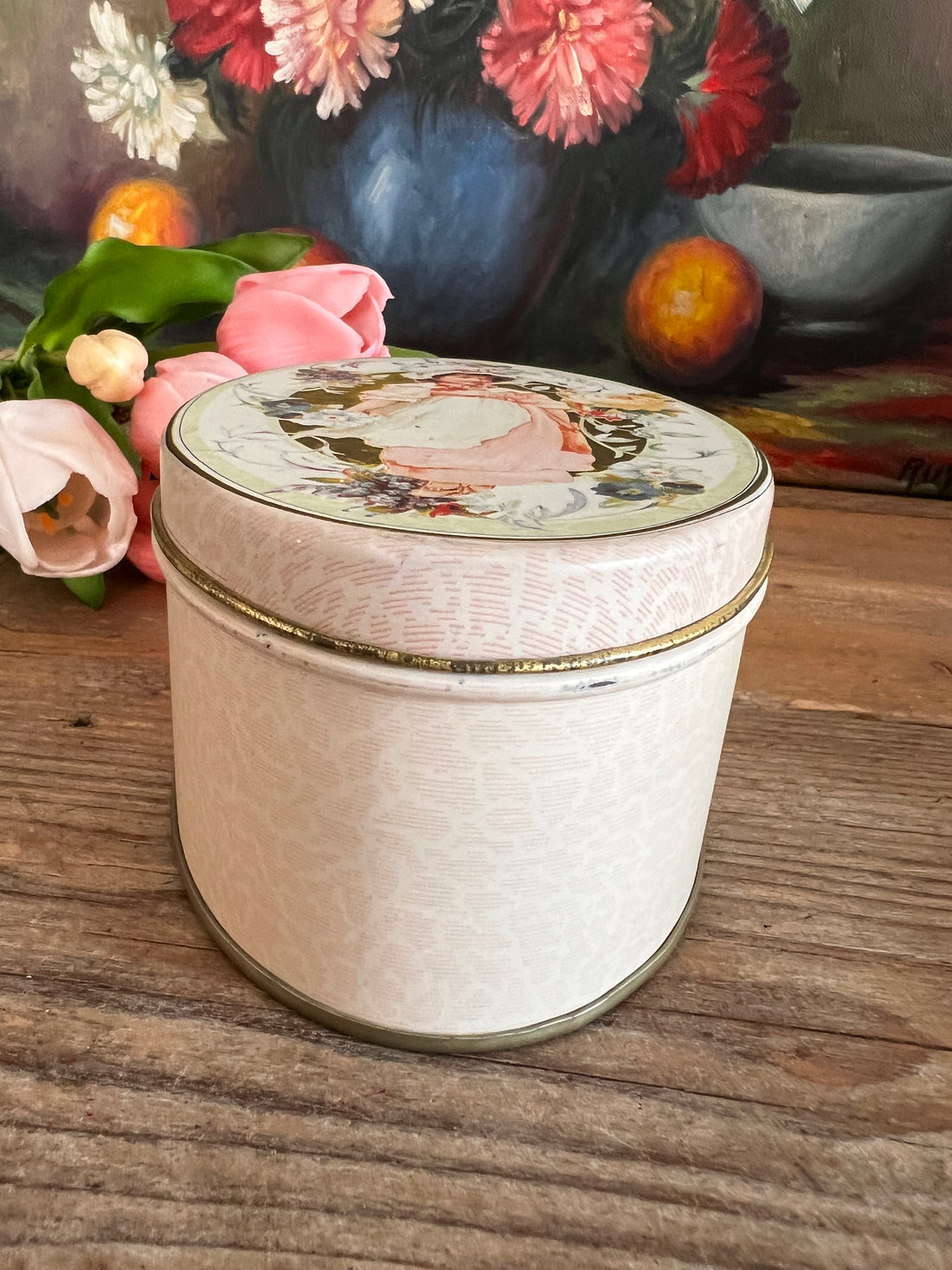 nostalgisch blikje, vintage blikje, tweedehands blikje, meisjesillustratie blikje, pastelkleuren blikje, retro decoratie, collectorsitem blikje, vintage opbergblikje