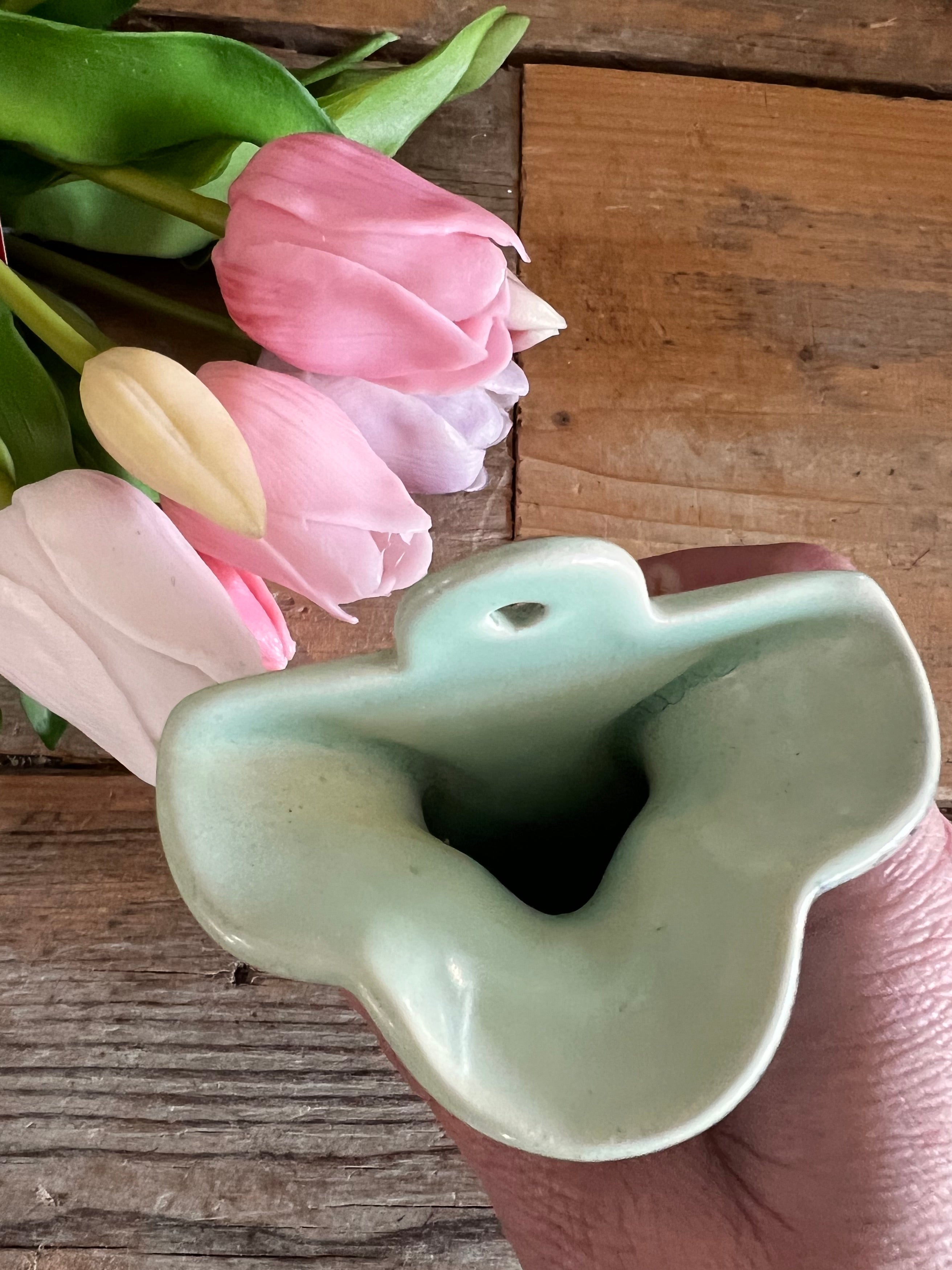 West-Germany muurvaasje, vintage muurvaasje, keramiek wandvaas, mintgroen vaasje, West-Duits keramiek, wandvaas retro, keramisch muurvaasje, vintage keramiek vaas, mintgroene muurdecoratie, West-Germany wanddecoratie.