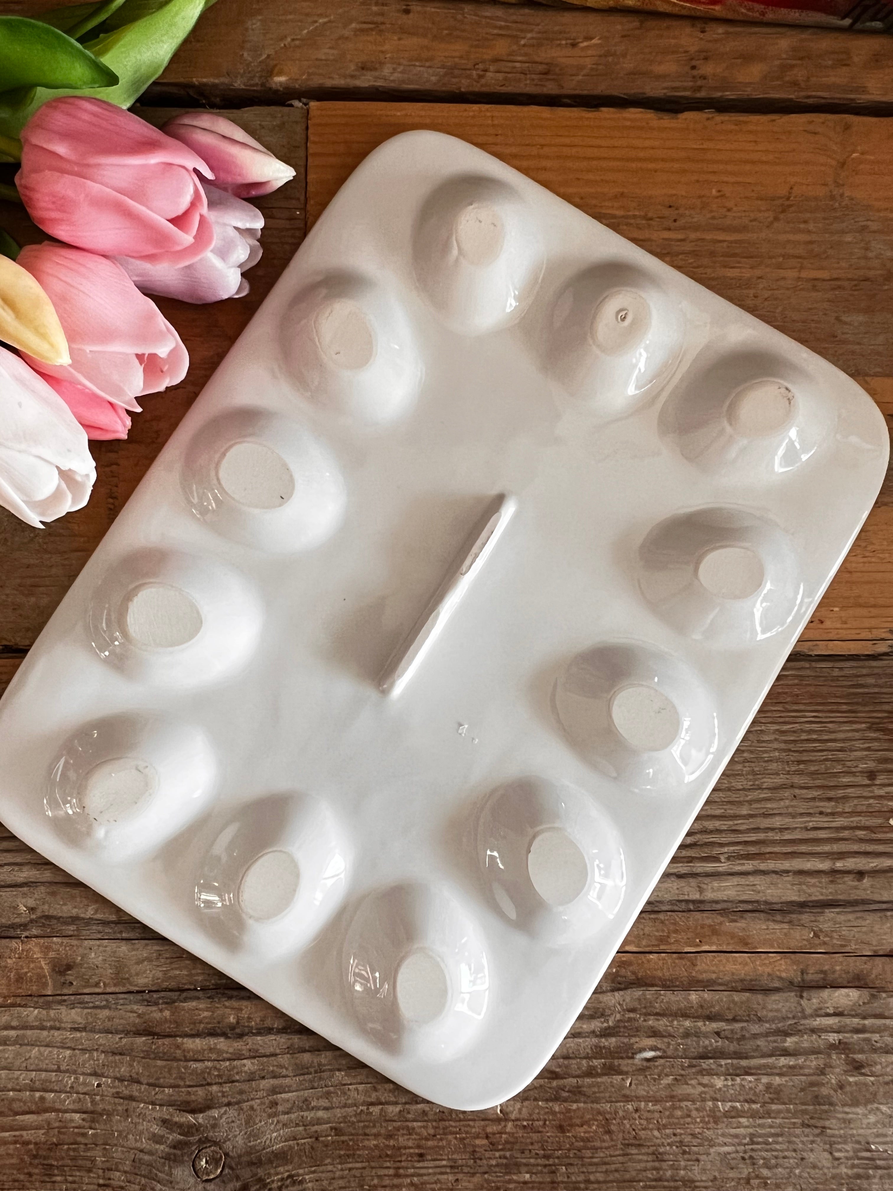 vintage eierbord, keramische eierhouder, AH eierbord, wit eierbord, eierbord voor 12 eieren, retro servies, vintage keukenaccessoires, Albert Heijn eierbord, schaal voor eieren