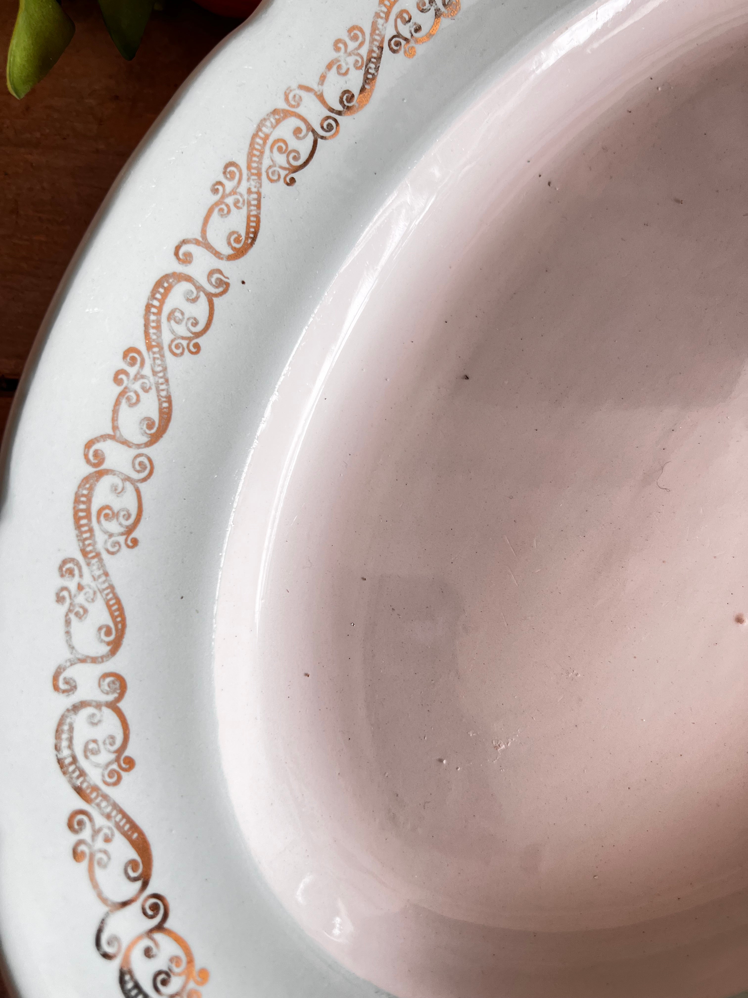  Franse serveerschaal, brocante schaal, zeegroene rand, goudkleurige accenten, serveerschaal, vintage serveerschaal, Franse brocante, decoratieve serveerschaal.