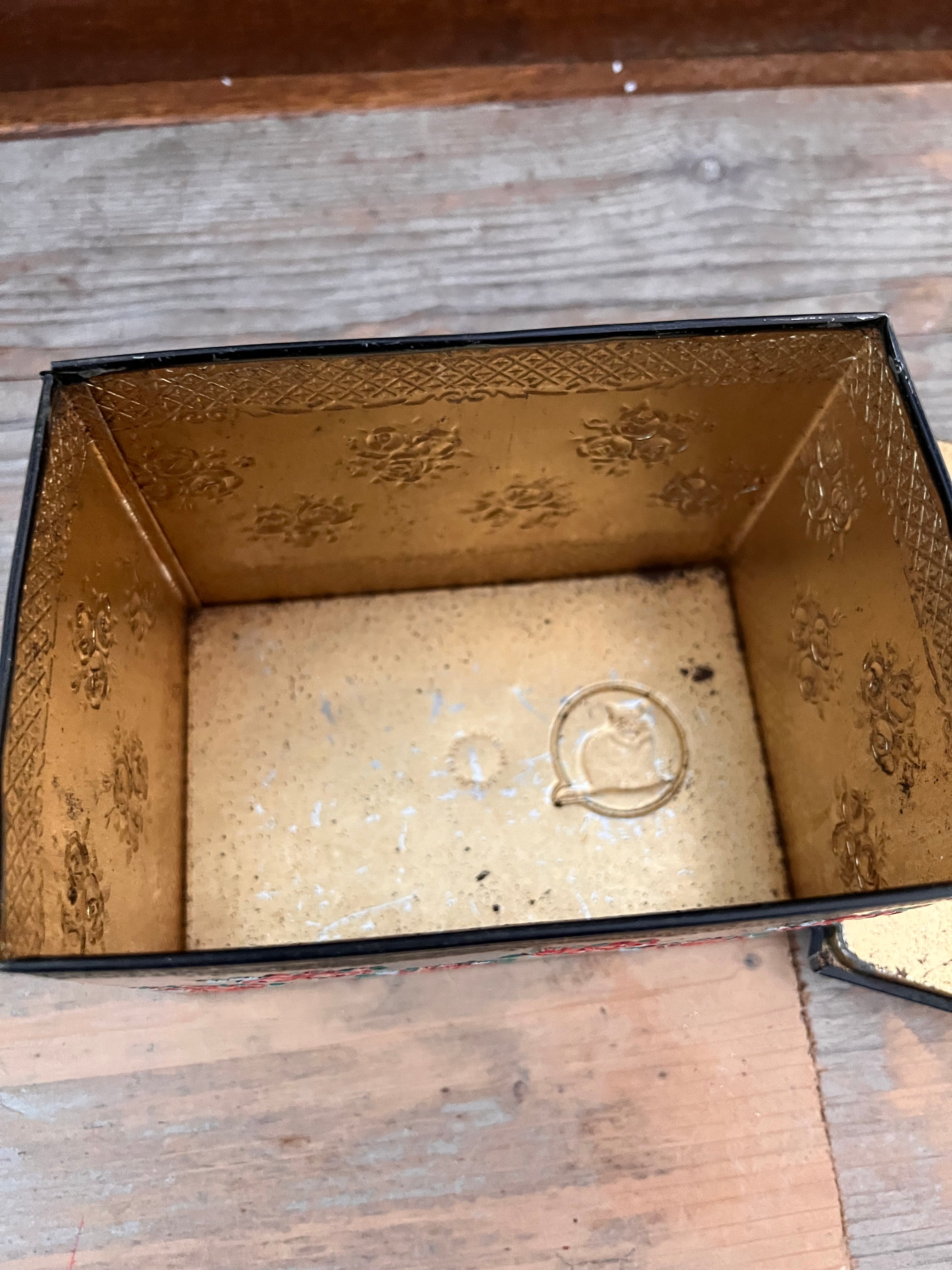 Zwart blik met roosjes