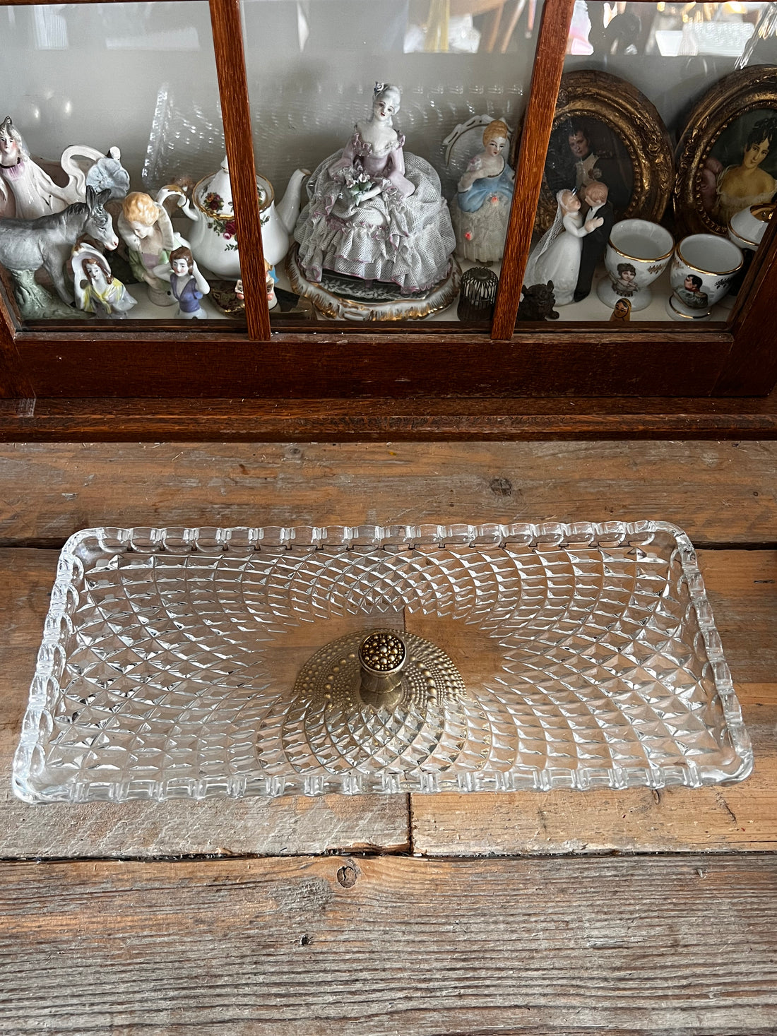 kristallen cakeschaal, vintage cakeschaal, cakeschaal goudkleurig, elegant cakeschaal, luxe taart schaal, vintage servies, gouden cakeschaal, kristallen taartplateau, cakeschaal voor gebak, bijzondere cakeschaal.