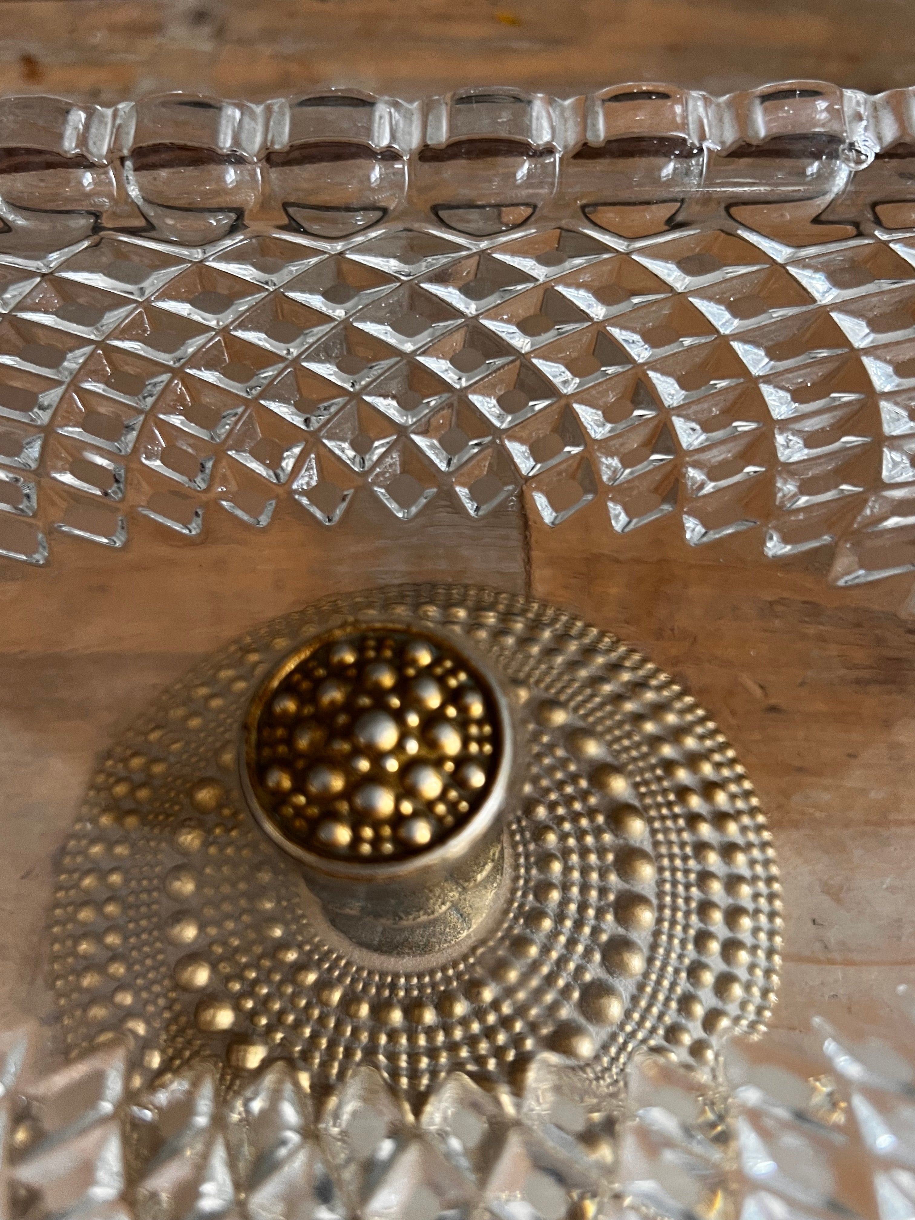 kristallen cakeschaal, vintage cakeschaal, cakeschaal goudkleurig, elegant cakeschaal, luxe taart schaal, vintage servies, gouden cakeschaal, kristallen taartplateau, cakeschaal voor gebak, bijzondere cakeschaal.