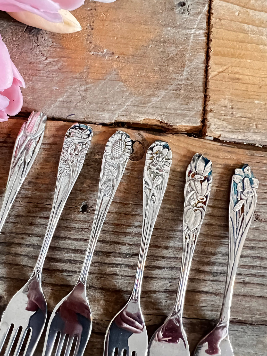 verzilverde taartvorkjes, taartvorkjes set, Gero bestek, vintage taartvorkjes, brocante bestek, taartvorkjes met bloemen, lentebloeiers bestek, retro bestek verzilverd, tafeldecoratie vintage, luxe taartvorkjes