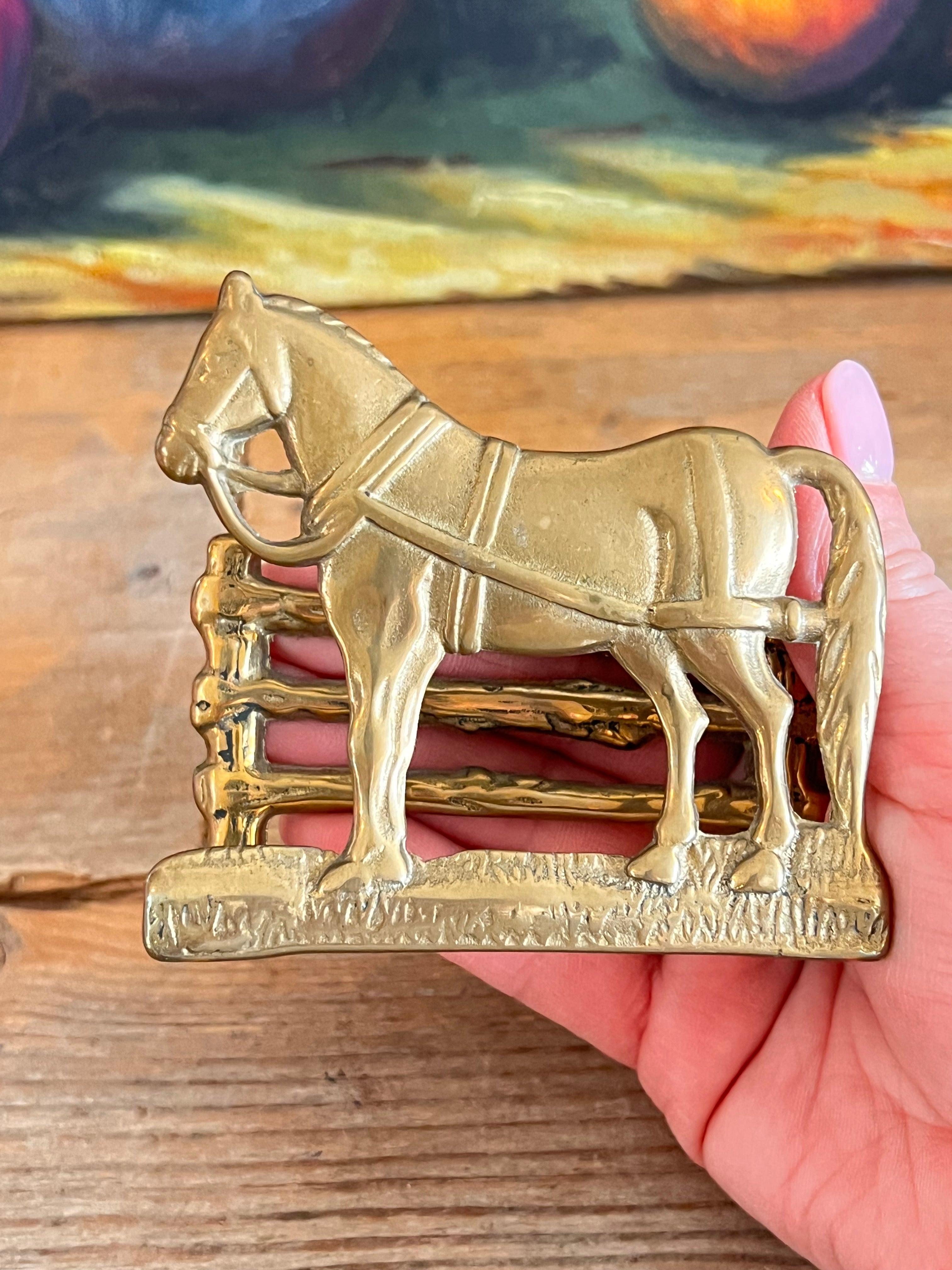 brievenhouder messing, vintage brievenhouder, brievenhouder jaren 60, brocante brievenhouder, retro brievenhouder, paard decoratie, brocante woonaccessoires, vintage woondecoratie, Sofia’s Brocante stijl, messing brievenhouder paard
