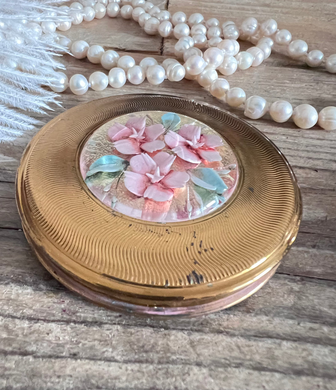 poederdoos jaren 50, Melissa poederdoos, vintage poederdoos bloemen, lucite poederdoos, brocante beauty accessoires, retro poederdoos kopen, sfeervolle poederdoos, vintage make-up doos, jaren 50 make-up accessoires, decoratieve poederdoos.
