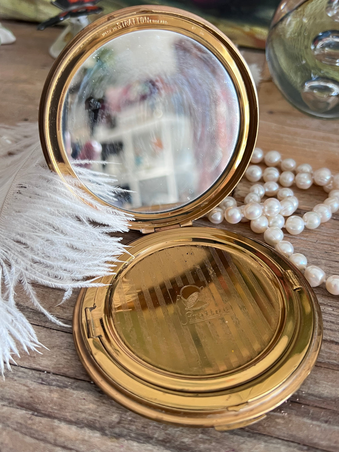 grote poederdoos jaren 50, Stratton poederdoos vintage, vintage poederdoos Stratton, jaren 50 make-up accessoires, retro poederdoos kopen, brocante poederdoos, vintage beauty doos, klassieke poederdoos jaren 50, authentieke Stratton poederdoos, vintage kaptafel accessoires.
