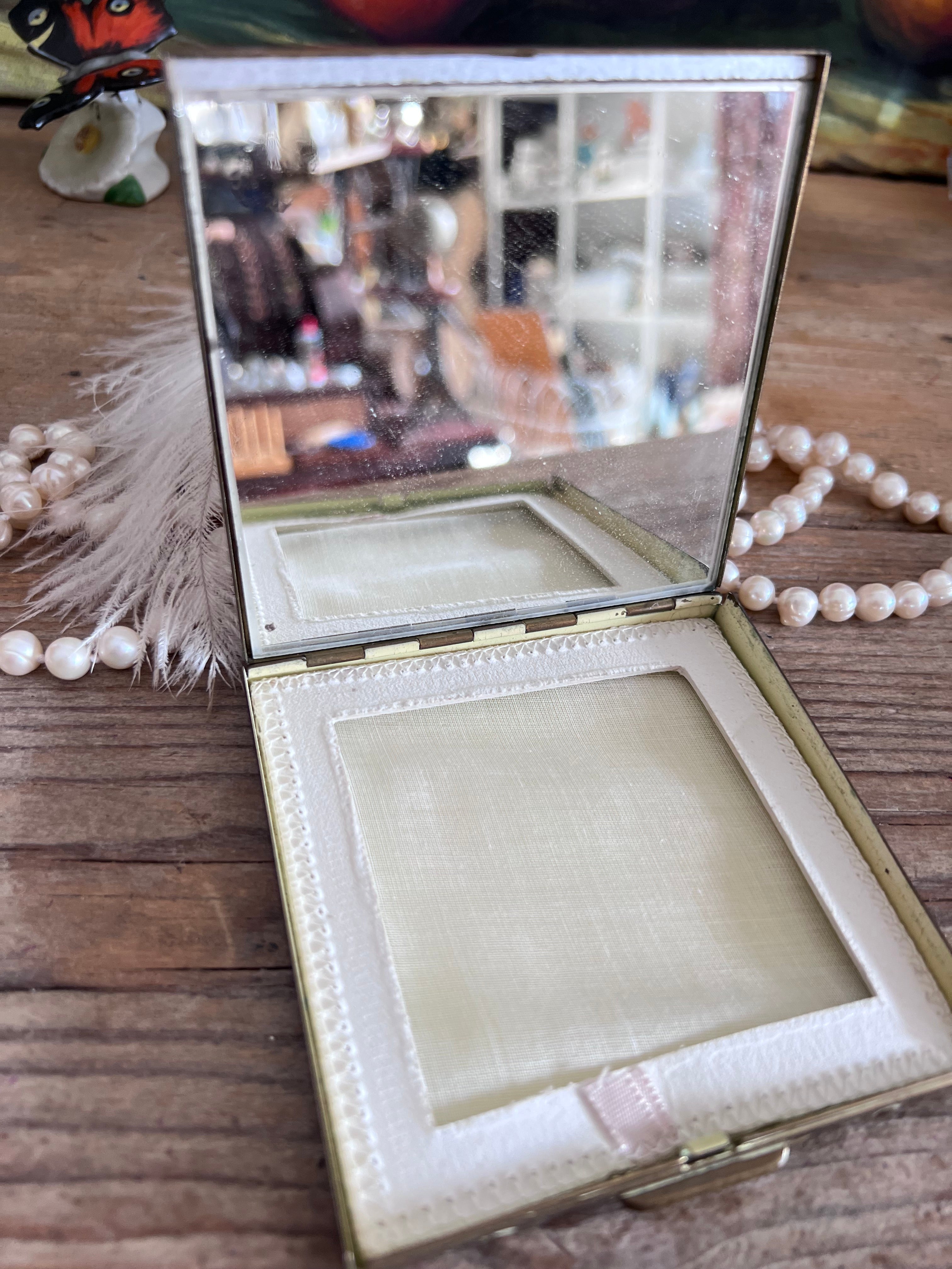 grote vierkante poederdoos, vintage poederdoos jaren 40, poederdoos met rozen, lucite poederdoos, retro make-up doos, antieke poederdoos, jaren 40 beauty accessoires, decoratieve poederdoos, verzamelobject poederdoos, authentieke vintage poederdoos